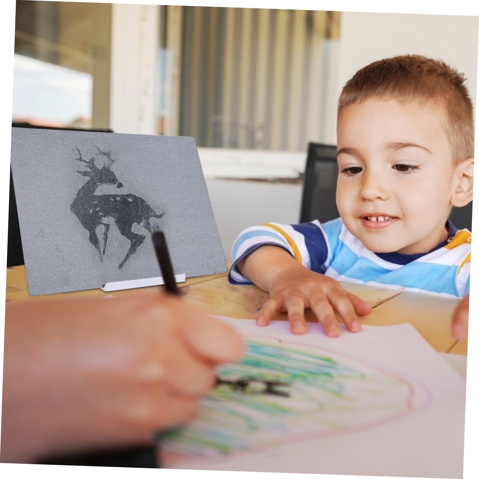 Künstler-Zeichenbrett mit Ständer, wiederverwendbar, kreatives Set zum Schreiben und Zeichnen, löschbares Kunstzubehör für Erwachsene, zufällige Farboptionen, perfekt für kreative Projekte