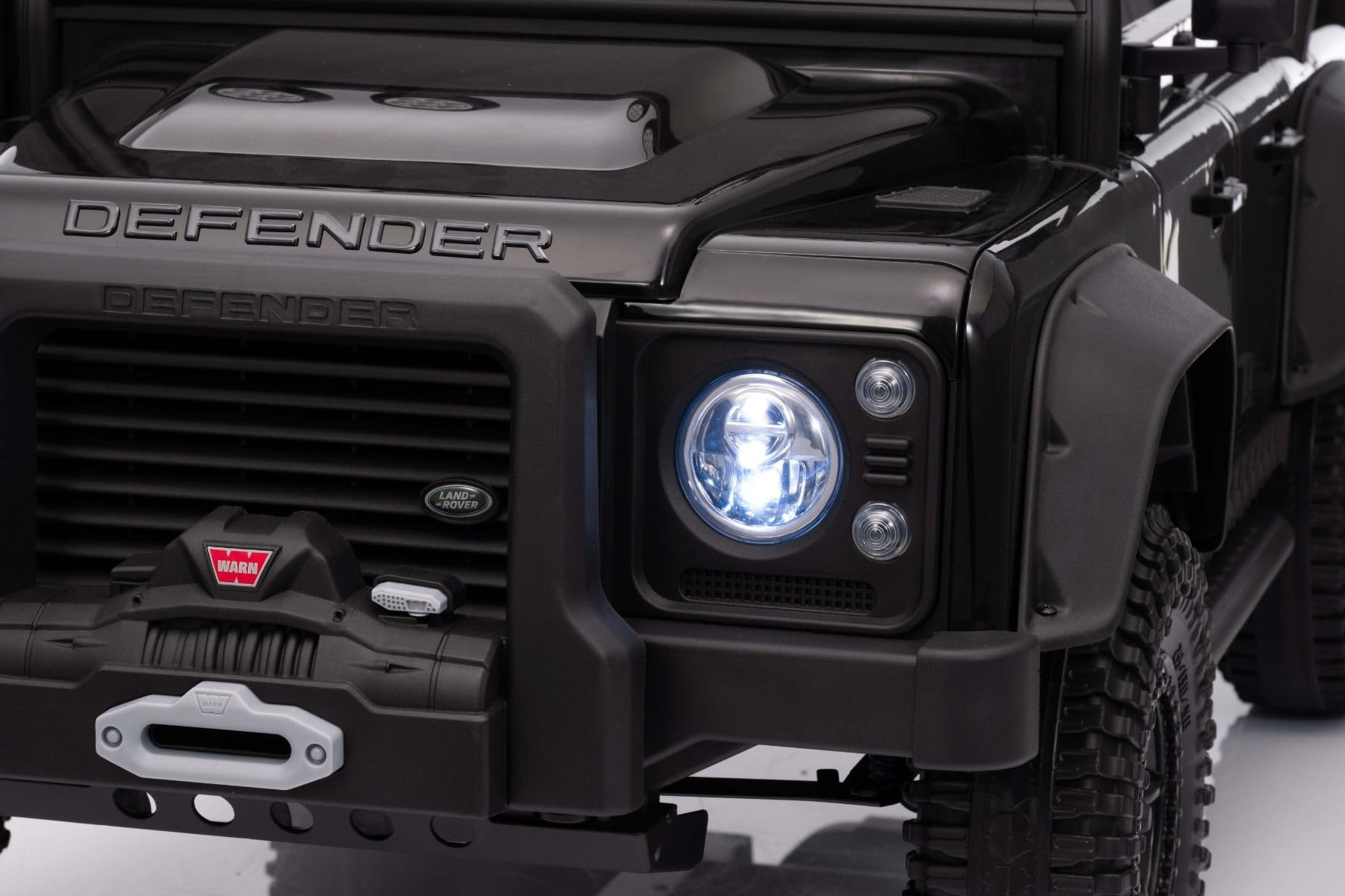 Samochód elektryczny dla dzieci Land Rover Defender 110 SVX 12V, czarny, skrzynia biegów 4X4, reflektory LED, zawieszenie przednie i tylne, pilot 2,4 GHz, wejście USB/Aux, Bluetooth, akumulator litowy