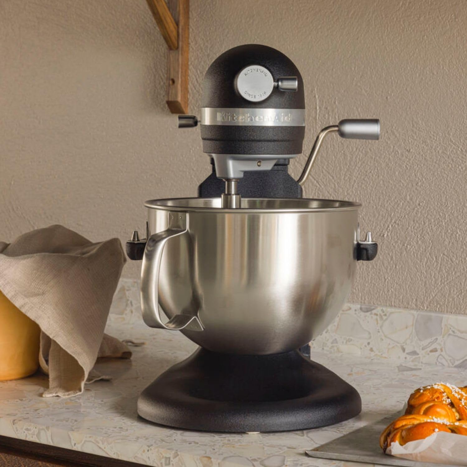 KitchenAid Küchenmaschine - Artisan - Multifunktionaler Küchenroboter mit Schüsselheber - Mit 5 Zubehörteilen - 6,6L Edelstahlschüssel - Gusseisen schwarz