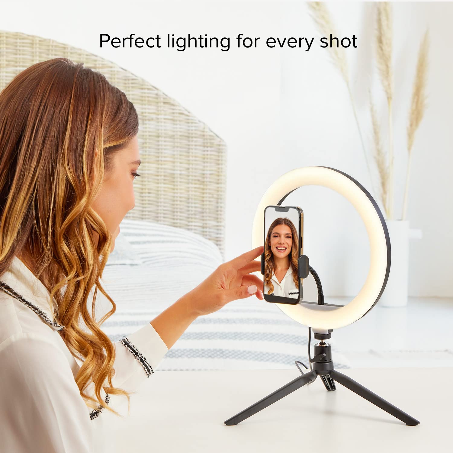 SBS Selfie ring light multicolor universale per cellulari, anello led RGB con treppiede per foto e video, luce bianca, calda o naturale, 10 livelli di intensità, telecomando integrato