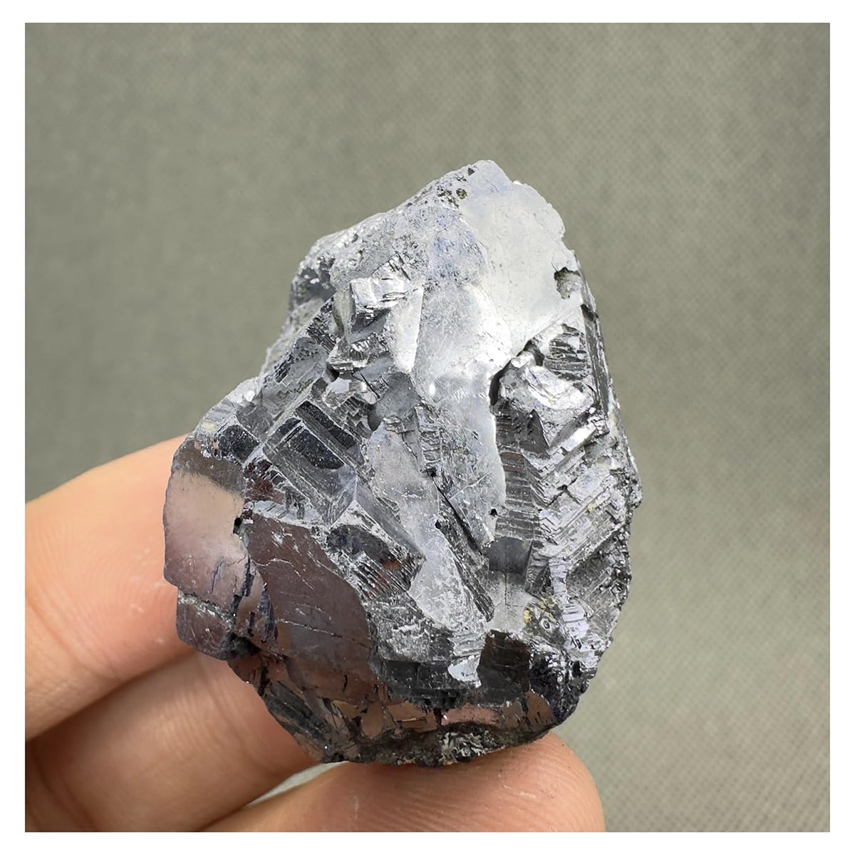 Piedra de cristal de cuarzo natural con soporte para lucir en tu espacio de meditación
