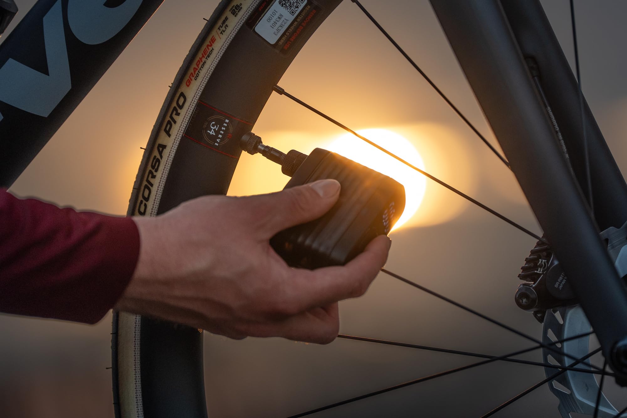 BBB Cycling BarBank Mini Pompe à Vélo Électrique – Ultra-Portable Format – Gonfleur 120 PSI / 8 Bar pour VTT, Route & Gravel – Charge Rapide USB-C, Éclairage LED – Compatible Valves Presta & Schrader