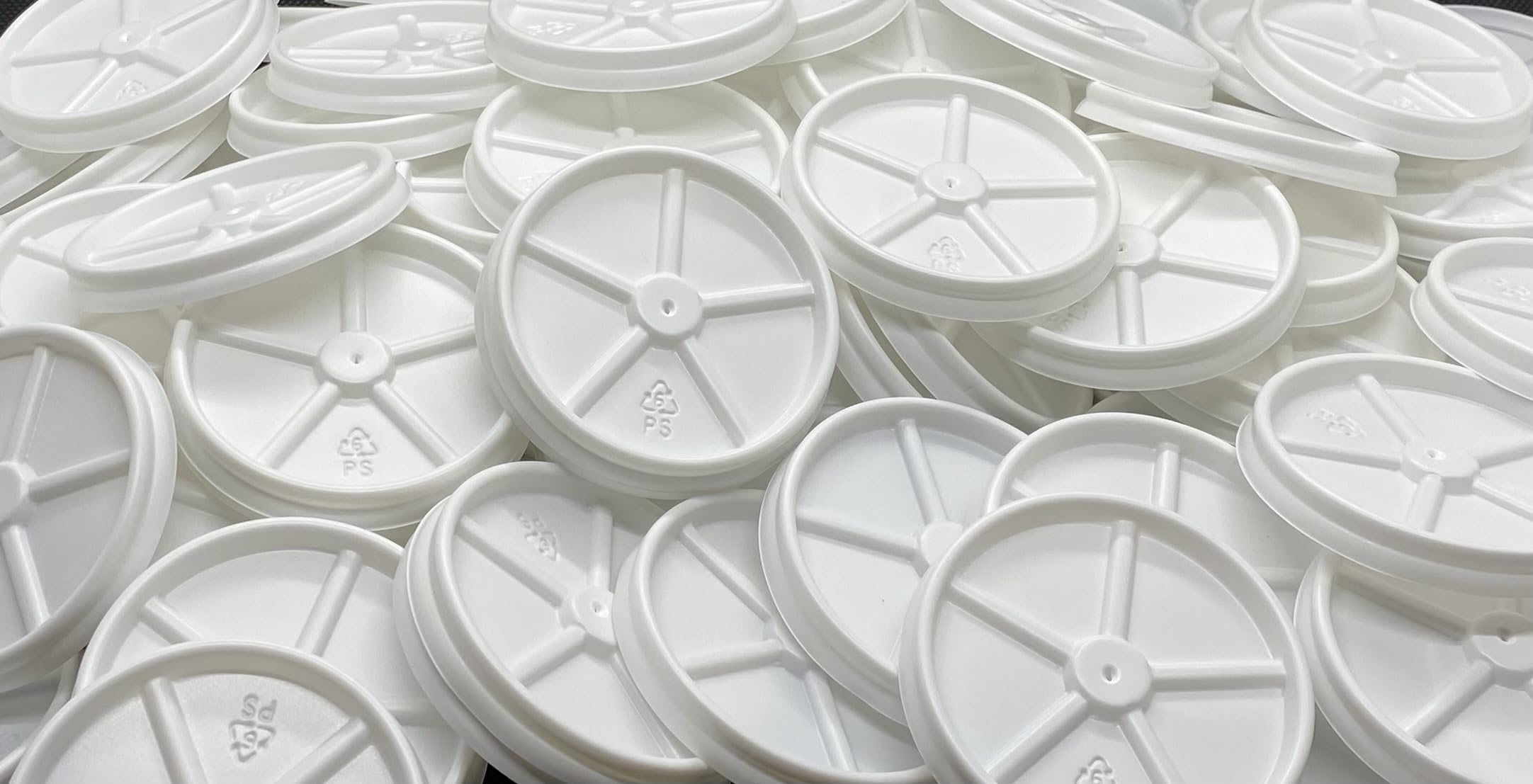 Tapas de plástico para Vasos de Carton x100. Tapas para Vasos Desechables cafe de 200ml. Tapas de Vasos Cafe para Llevar sin agujeros,completamente cerrada y segura. (Tapa plástico 200ml)