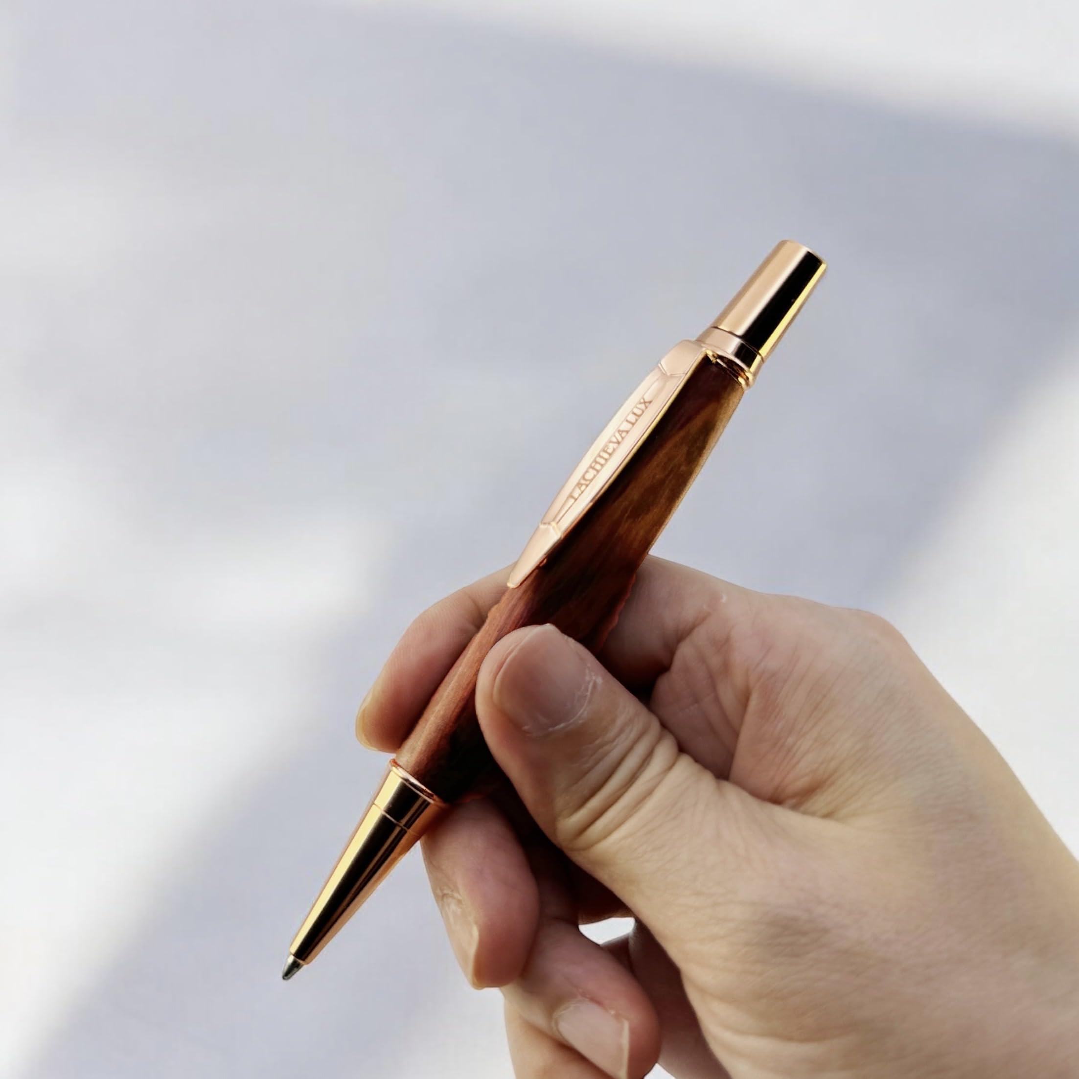 LACHIEVA LUX TriCraft - Set di penne e matite in palissandro, penna a sfera con impugnatura triangolare e portamine da 0,7 mm, finiture in oro rosa, set da scrittura con ricariche, mina e confezione