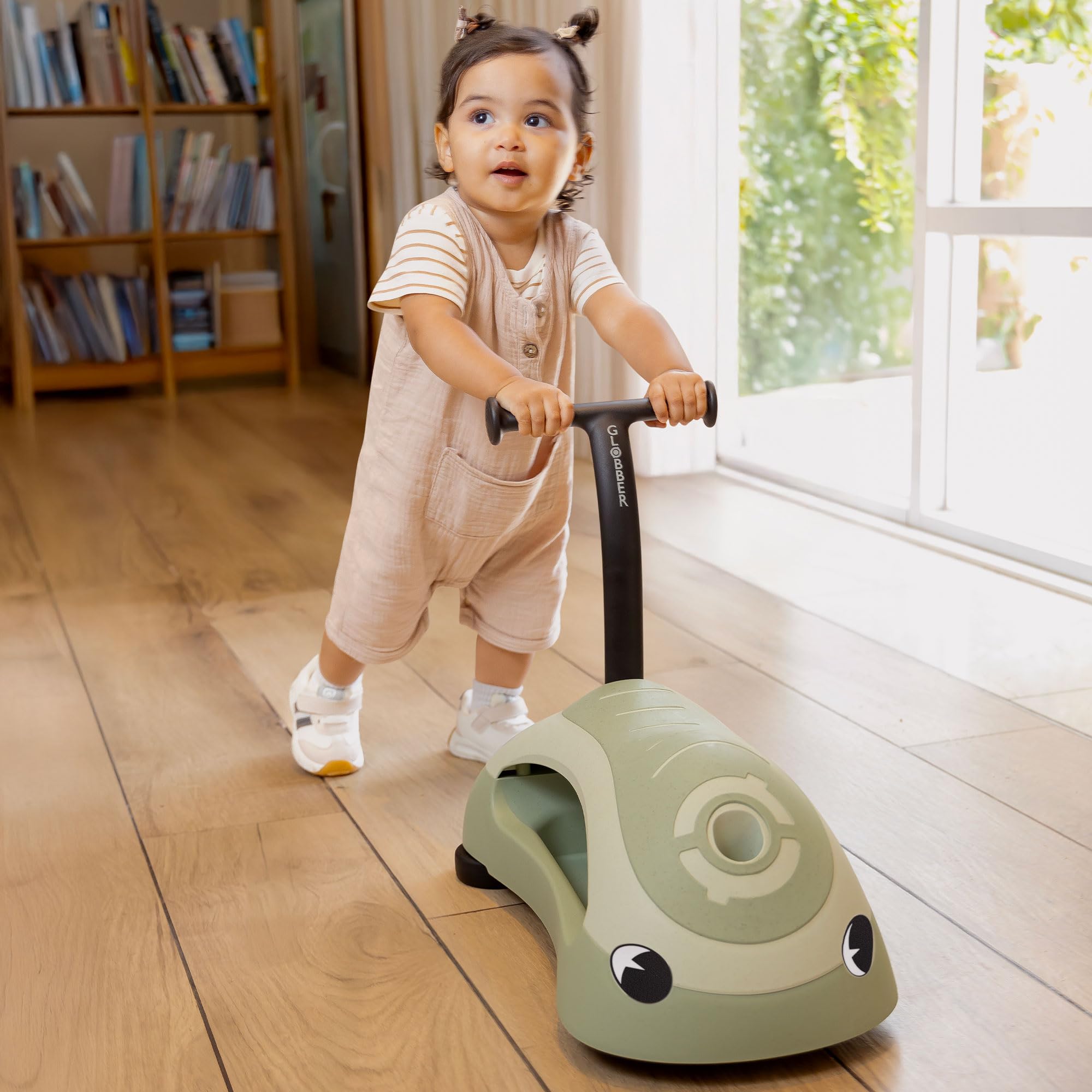 GLOBBER Walk N' ROLL 2 w 1 ECO – wózek do nauki chodzenia i samochód zjeżdżalny, kółka EVA, zrównoważone tworzywo sztuczne z włóknami słomowymi, możliwość przebudowy 2 w 1, pistacje