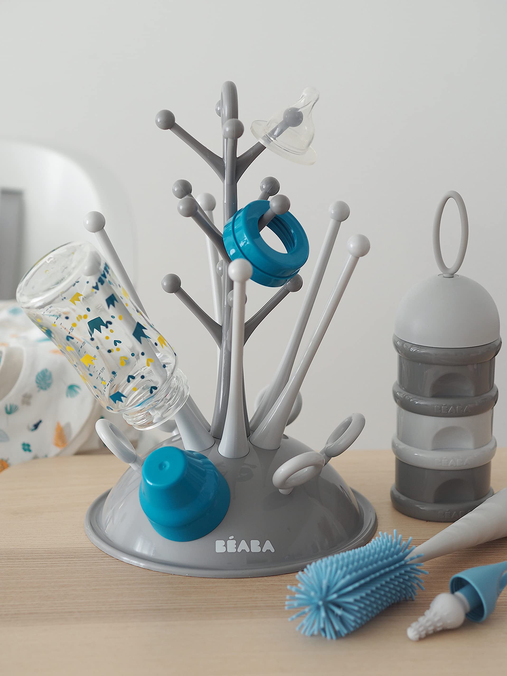 BÉABA - Set para Recién Nacido Unisex, Escurrebiberones forma de árbol Gran capacidad, Dosificador de Leche Apilable, Limpiabiberones de Silicona, Babero bebé 100% Algodón, Motivo Tropical