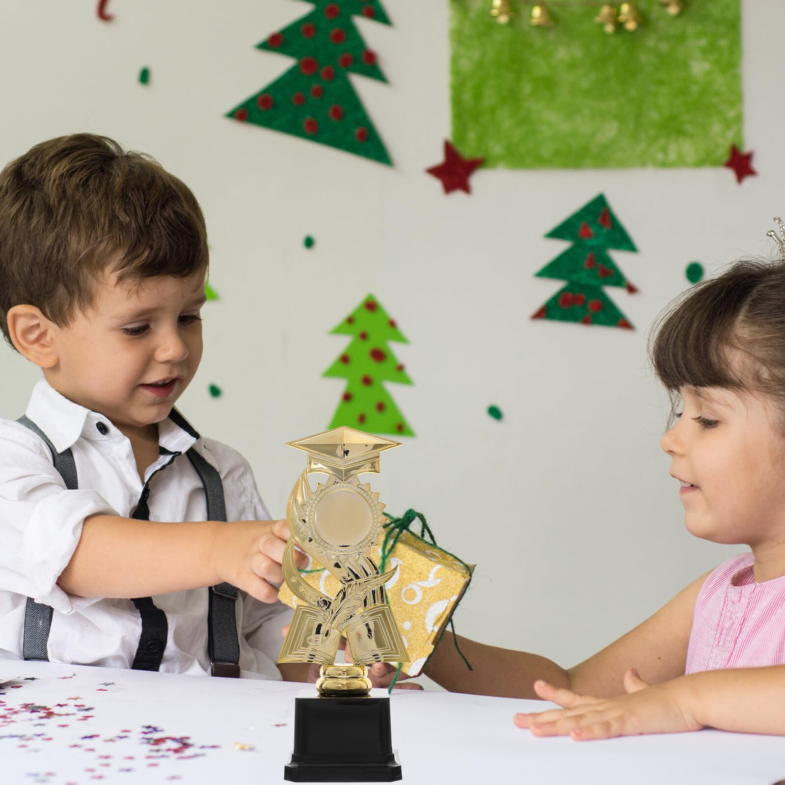 UKCOCO Trofeo de Graduación Infantil Pequeño de Plástico, Modelo de Birrete de 22,5 Cm, Premio para Adecuado para Fiestas Escolares y Decoración de Graduación — view 6
