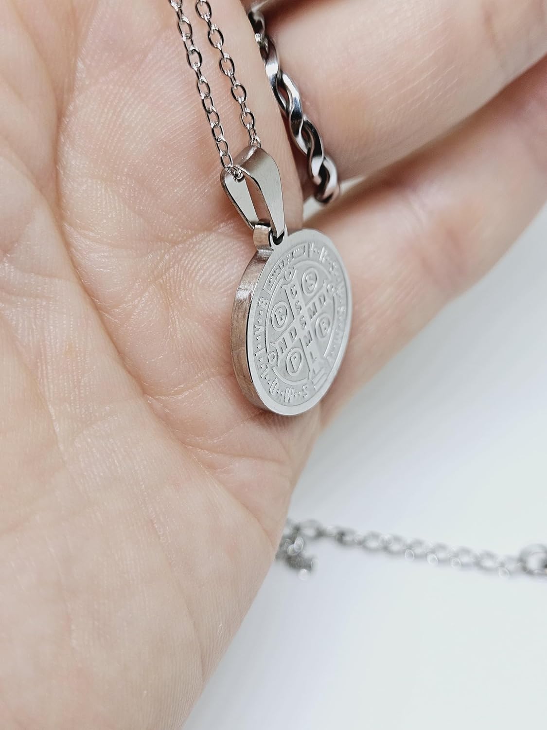 Colar Delicado De Aço Inoxidável Medalhinha Inox De São Bento Corrente Fininha Brilhosa Cordão Antialérgico Colar Delicado De Aço Inoxidável Medalhinha Inox De São Bento Corrente Fininha Brilhosa Cordão Antialérgico