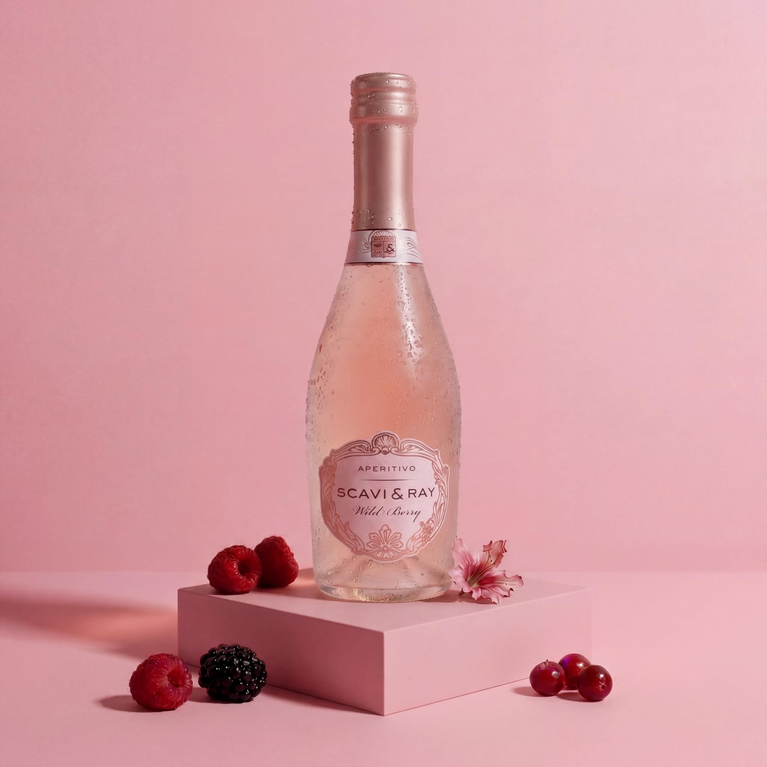 SCAVI & RAY Wild Berry Sprizz Piccolo – 24 x 0,2 l Glasflaschen – fruchtiger Aperitif-Cocktail mit feiner Perlage, Himbeere, Brombeere, Cranberry & Hibiskus, 5,5% Vol. Alkohol – perfekt für unterwegs