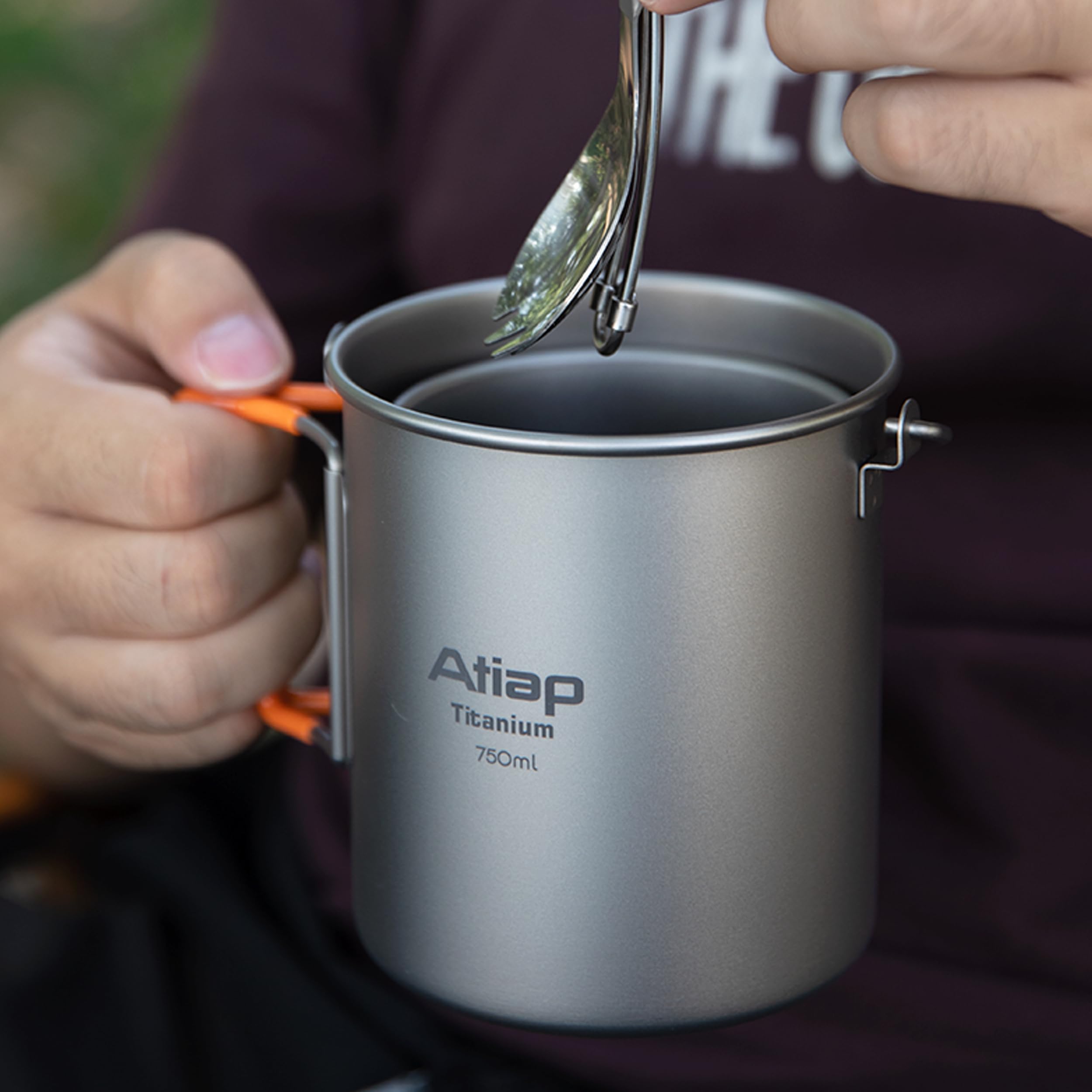 Titan Camping Becher Set Ultraleicht – Outdoor Topf 750ml mit Bügelgriff & Deckel, Camping Tasse mit Klappgriff, Klapplöffel & Netzbeutel – Geschirr Set für Trekking, Wandern, Bushcraft