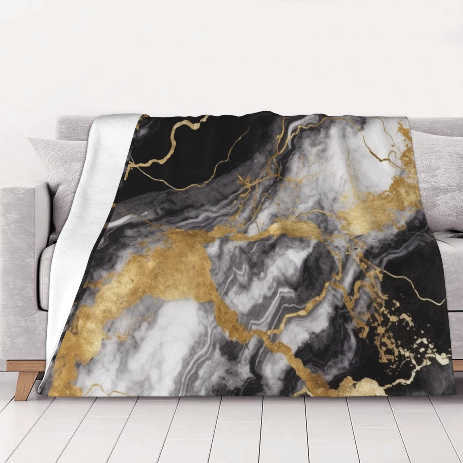 Couverture polaire douce pour cocooning sur le canapé et déco marbre