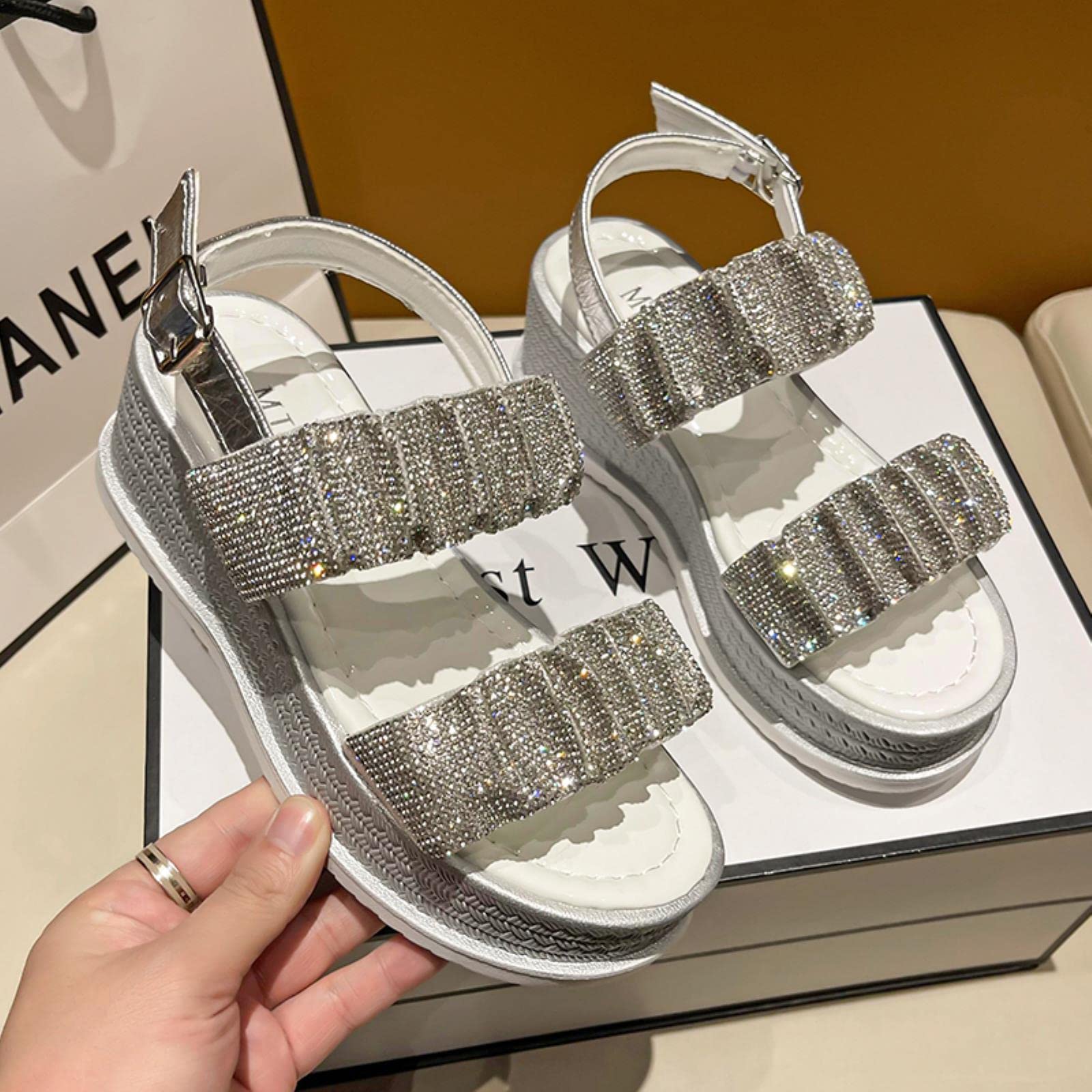 Sandalias de mujer Nuevas sandalias de lujo de verano con hebilla de cinturón de diamantes de imitación semi zapatillas de suela gruesa Muffin inferior de moda sandalias externas