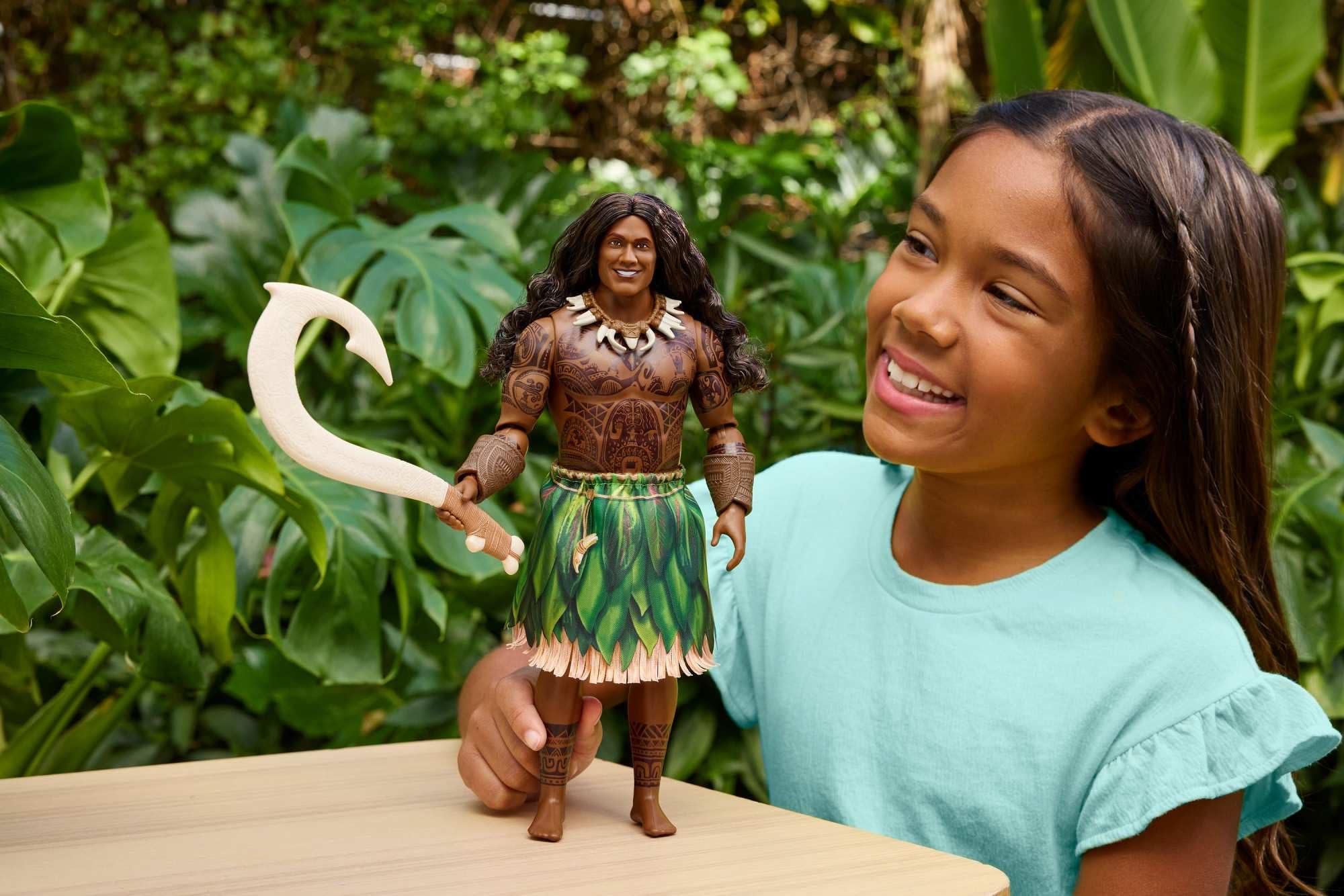 Mattel Mattel Disney Vaiana Maui Lalka do ustawiania w różnych pozach, zdejmowane ubranko, kręcone włosy, hak i 3 akcesoria, inspirowana filmem aktorskim zabawka dla dzieci 3+, JLV16