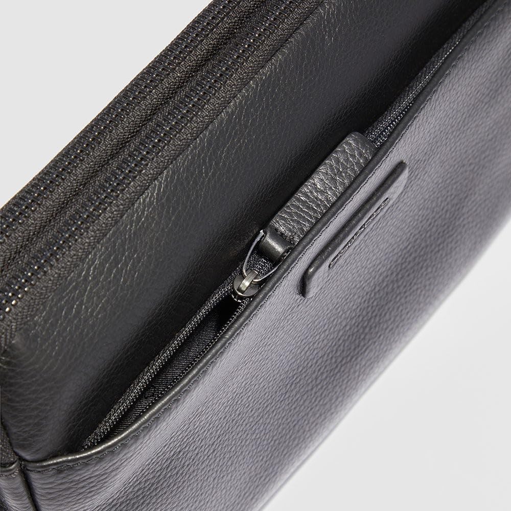 PIQUADRO – Pochette Modus in Pelle – Porta iPad® Mini, 2 Scomparti, Polsiera Rimovibile – Protezione RFID – Colore Nero – Uomo