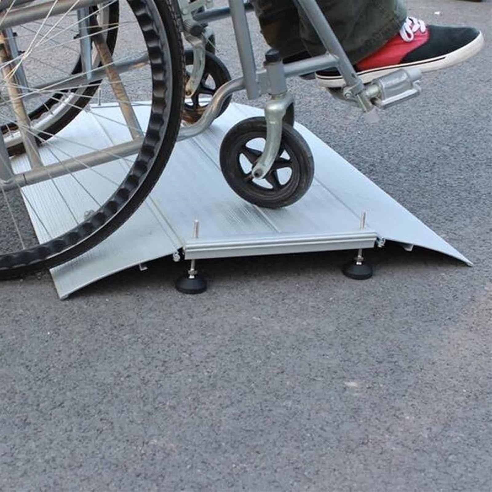 Rampa progowa, aluminiowa rampa wejściowa do wózków inwalidzkich, rampa progowa, przenośna rampa do drzwi z regulowaną stopką, do użytku wewnątrz i na zewnątrz (134 x 74 cm x 15 cm)