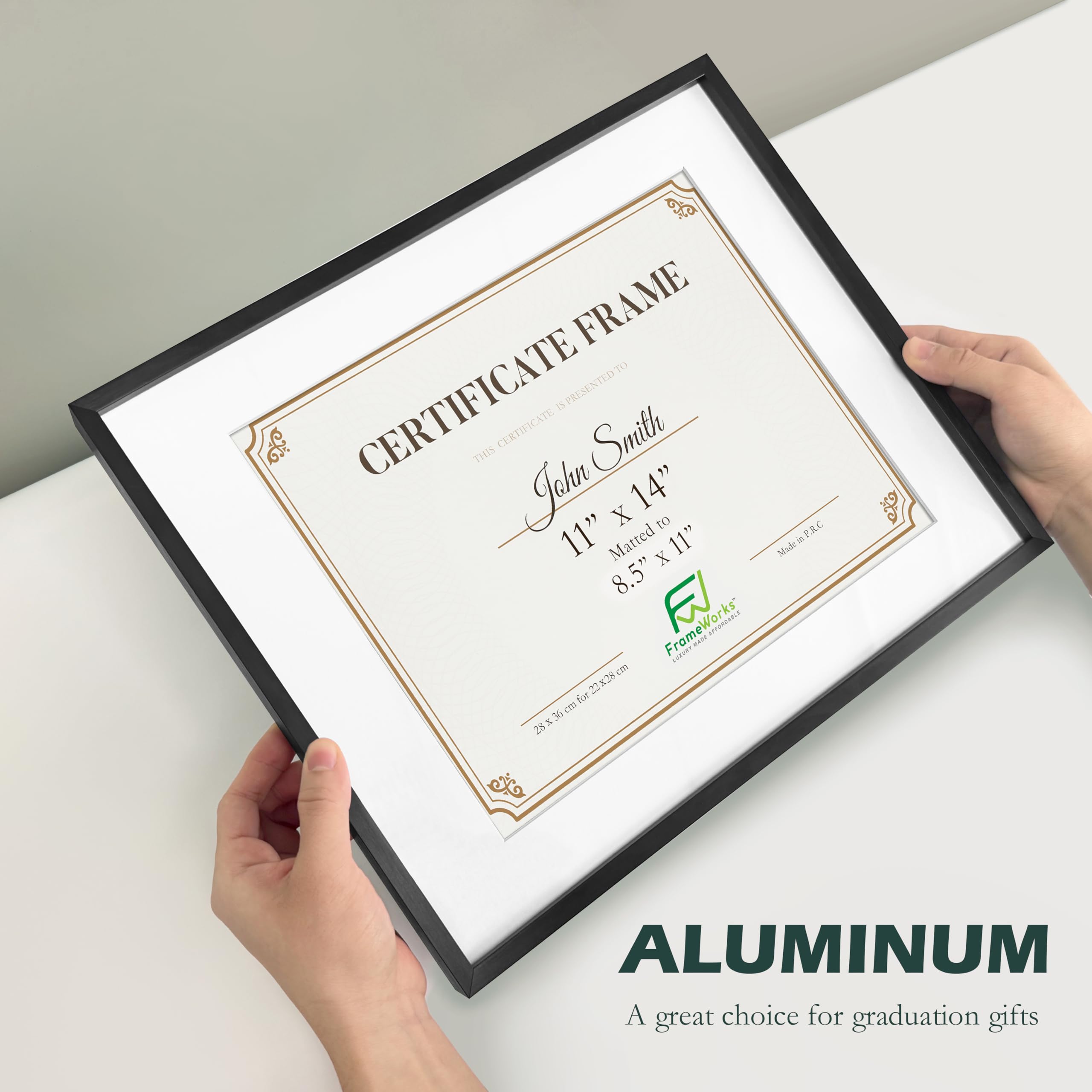 FrameWorks 28 cm x 35 cm matowa do 21,5 cm x 28 cm – luksusowa czarna aluminiowa współczesna ramka dyplomowa ze szkłem hartowanym i zdejmowaną matą