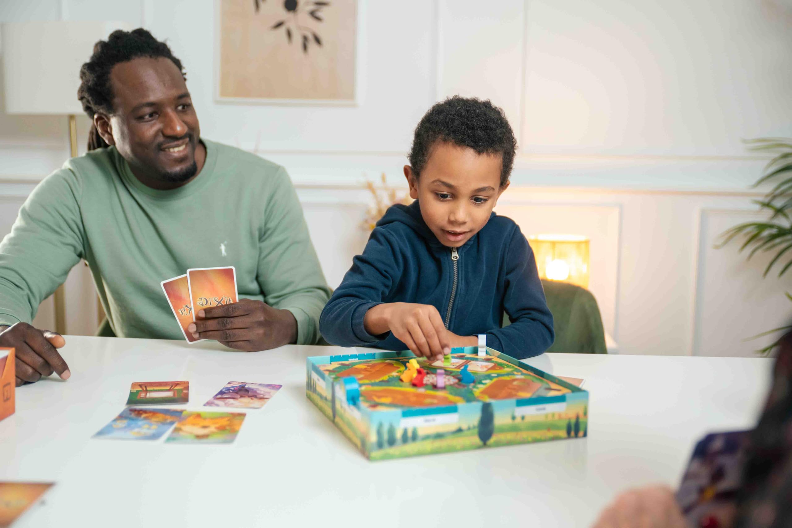 Asmodee Kids Dixit Kids, Juego de Mesa cooperativo para niños, Juego de Mesa Familiar con Preciosas Ilustraciones, A Partir de 6 años, De 3 a 6 Jugadores, Duración: 25 Minutos, Español