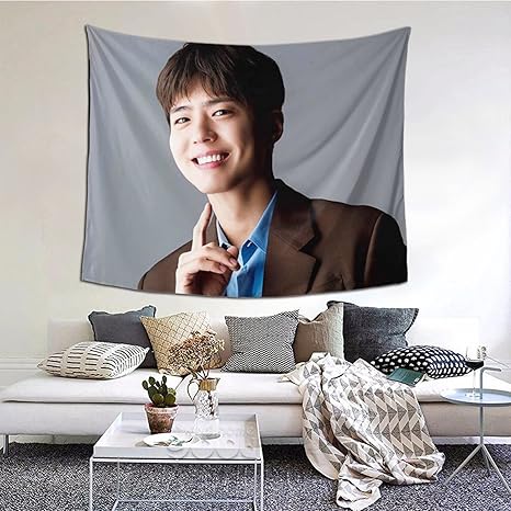 Amazon Co Jp タペストリー パク ボゴム 1 おしゃれ 布ポスター インテリア 壁掛け 大判 装飾布 装飾用品 多機能 室内 窓や壁の飾り お店 新居祝い 個性ギフ シェードクロス 152x130cm ホーム キッチン