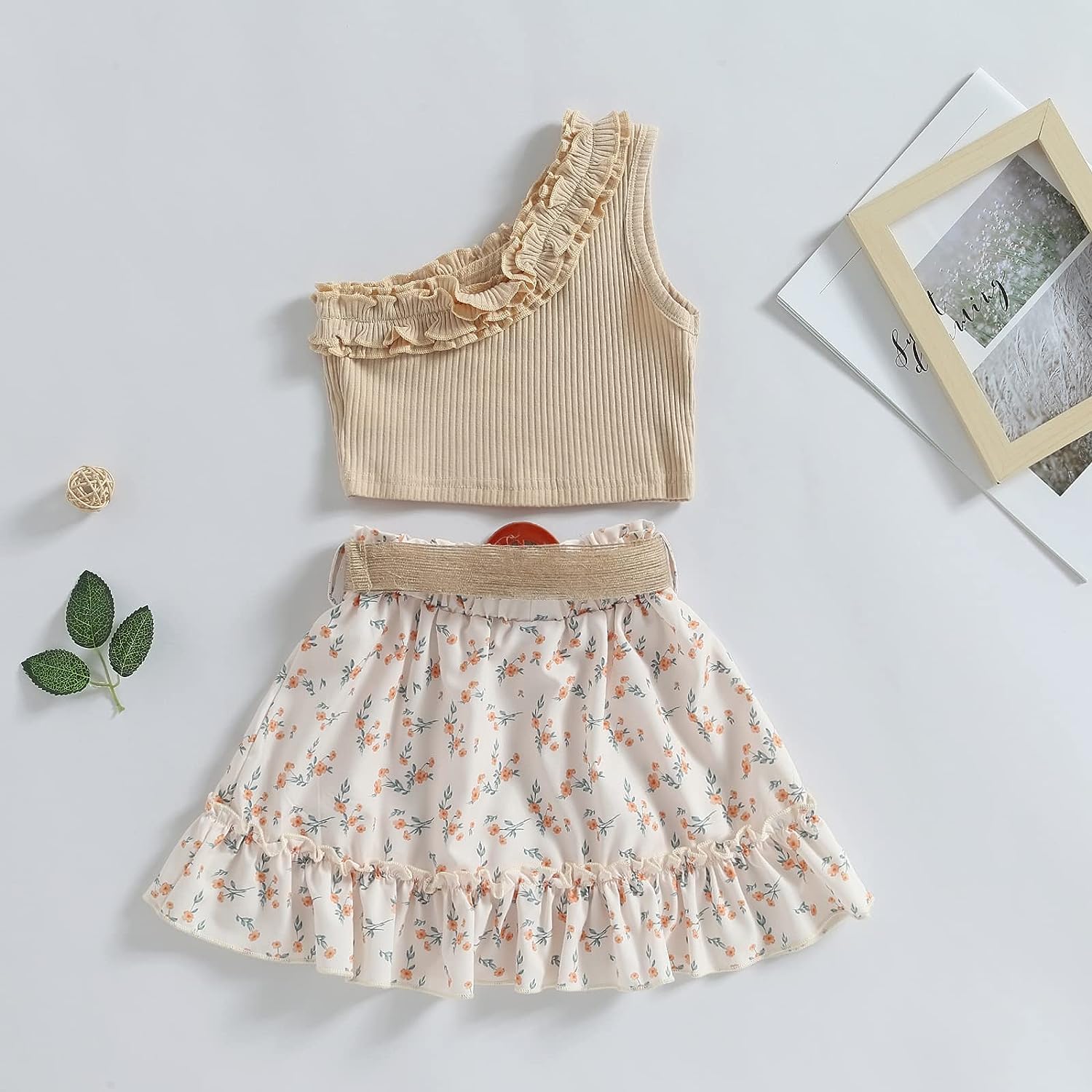 Conjunto de camiseta corta con volantes y hombros descubiertos y falda de mezclilla con lazo, ropa de verano para niñas