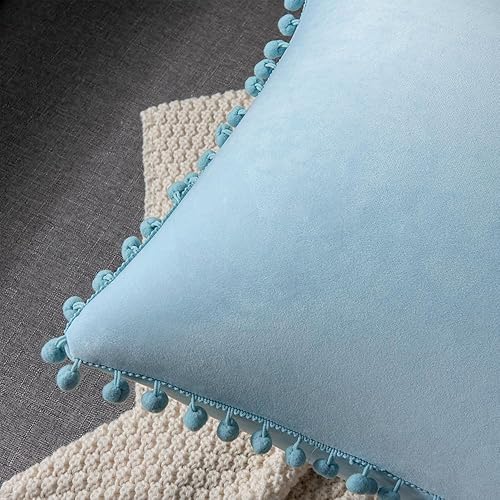 Miniatura 3 de DEZENE Fundas de almohada 24x24 Azul claro Paquete de 2 fundas de almohada decorativas cuadradas de terciopelo suave con pompones para decoración