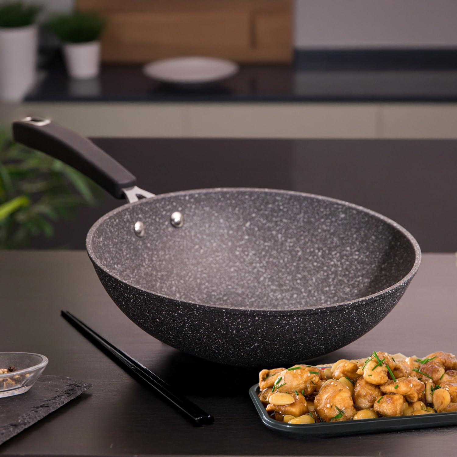 KASANOVA Wok antiaderente 28 cm, Padella per induzione e tutti i piani cottura New Petra Dark