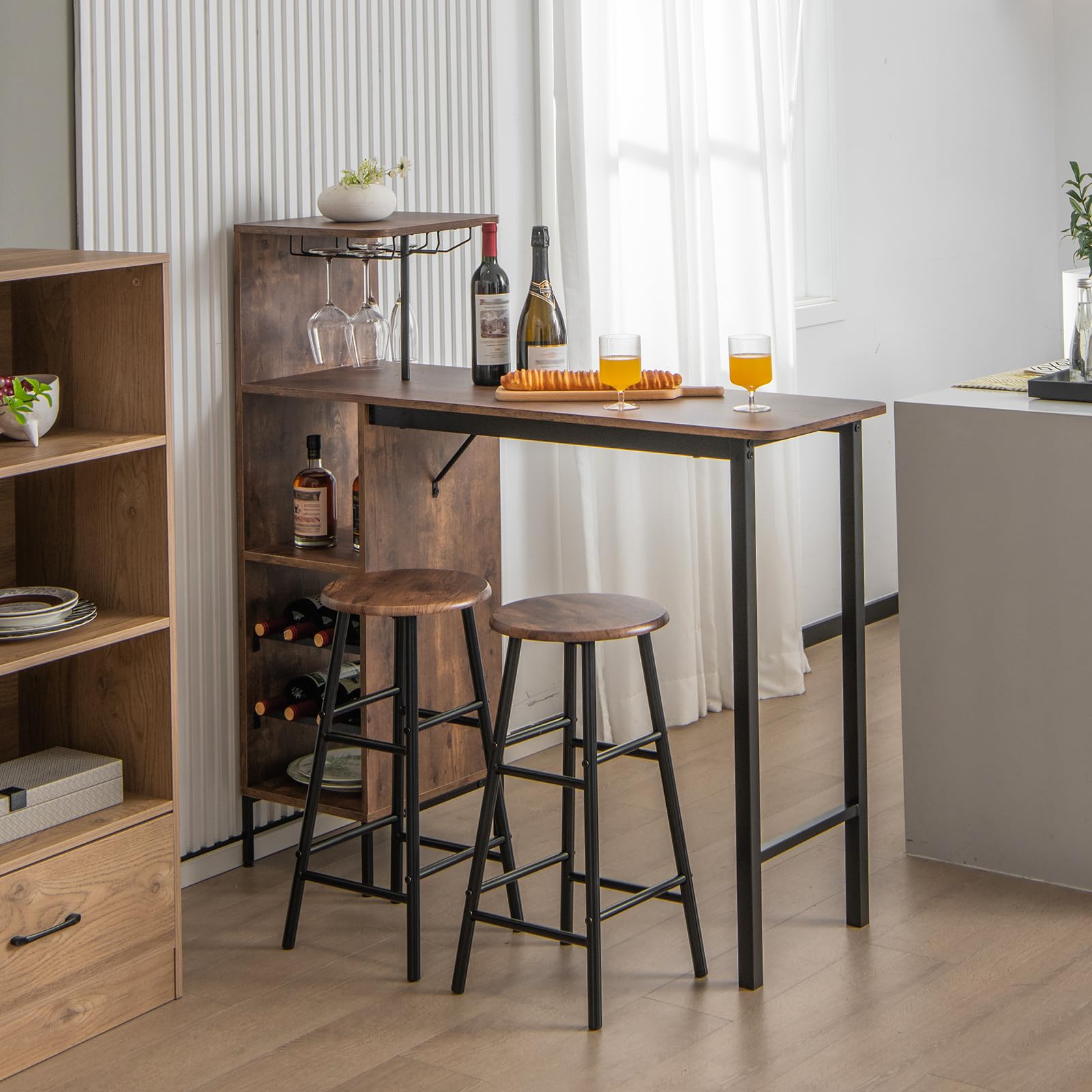 GOPLUS Ensemble Table de Bar et Tabourets 3 Pièces,Table Bistro avec Porte-Verres et Étagères, Table de Comptoir de Cuisine avec 2 Tabourets pour Maison, Salle à Manger, Restaurant, Bar (Café)