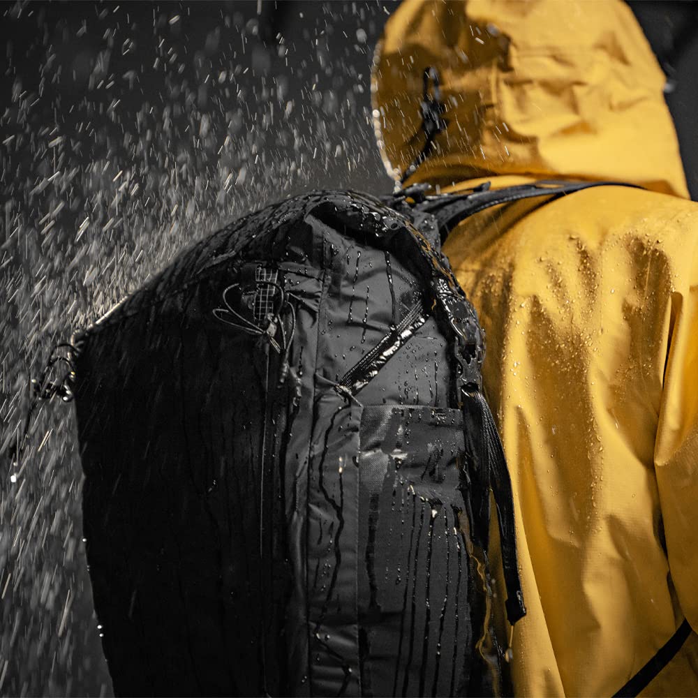 Matador Freerain22 - Ultraleichter & Wasserdichter Rucksack Faltbar; Wanderrucksack Trinksystem mit Materialschlaufen; Rolltop Rucksack Herren & Damen für Reisen, Wandern, Spazierengehen, Radfahren