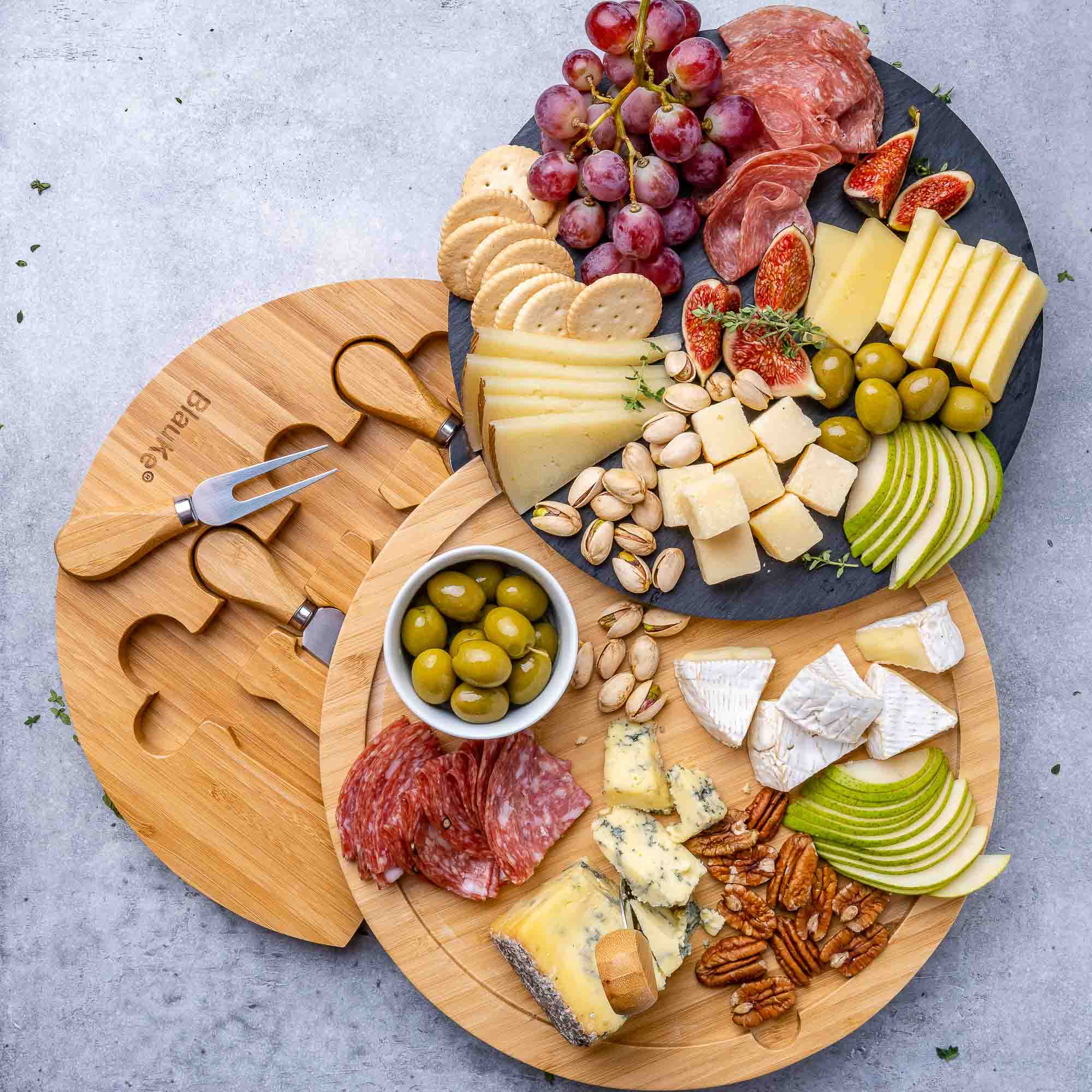 Plateau à Fromages en Bois avec Couteaux à Fromage et Ardoise Amovible – Plateau à Fromage en Bambou Tournant Rotatif Pivotant pour 2-3 Personnes – Excellente Idée Cadeau – BlauKe