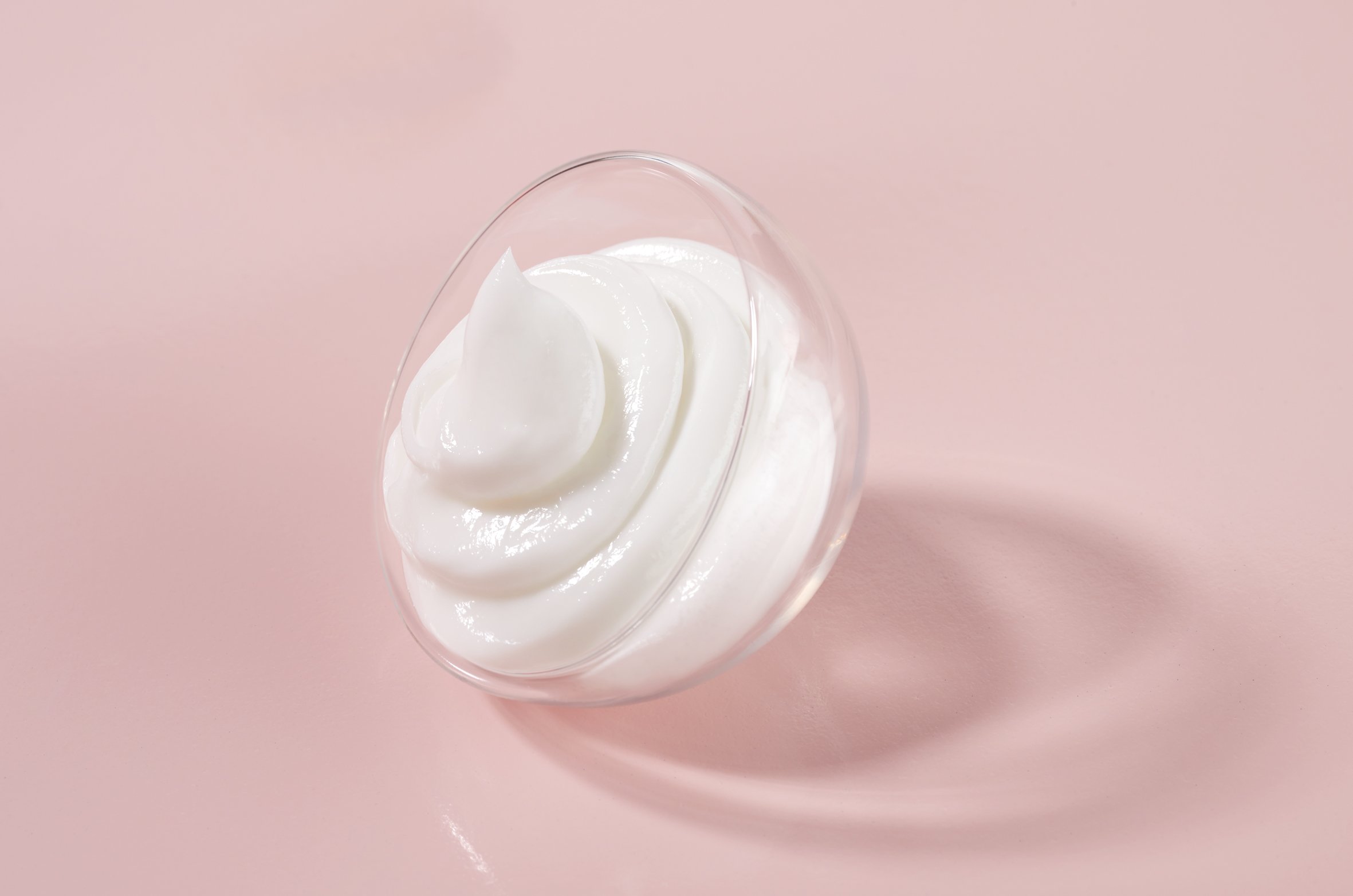 NAIR - Specjalny krem do depilacji do ciała suchej i wrażliwej, z ekstraktami z kwiatu wiśni i olejem ryżowym, formuła nawilżająca, tubka 200 ml i szpatułką