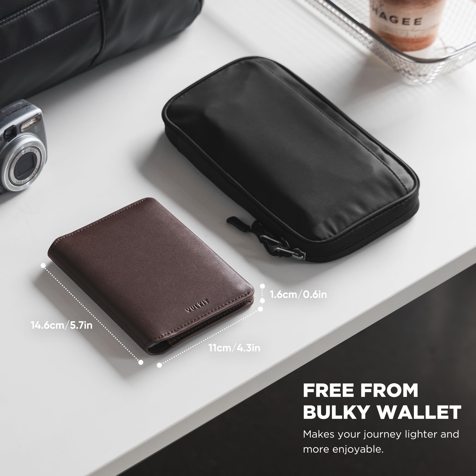 VULKIT Portapassaporto in Pelle con Blocco RFID Portafoglio per Passaporto Compatto con Chiusura Magnetica