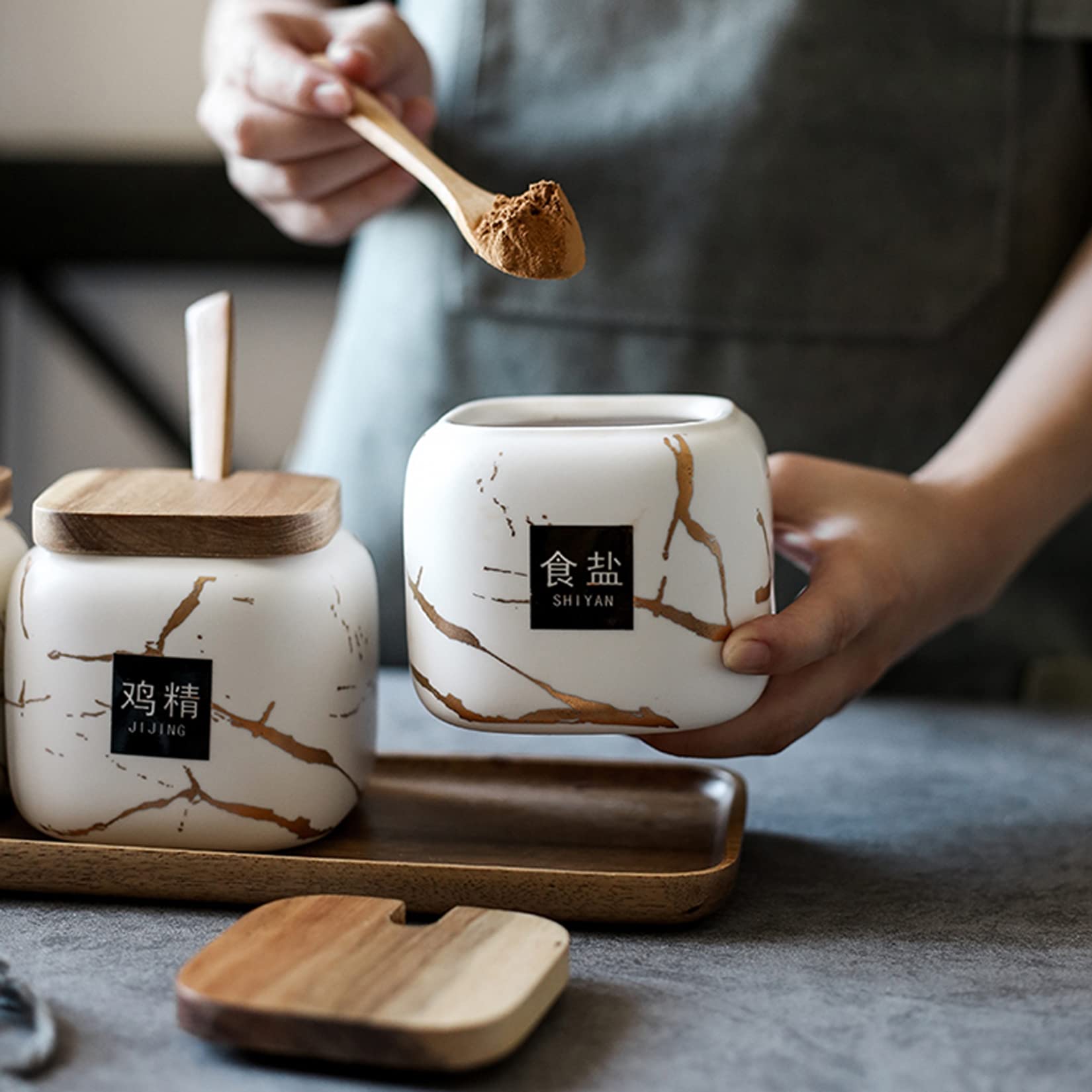 Pots à épices en céramique marbrés 3 pièces contenants de Stockage d'épices avec couvercles et cuillère Boîte à épices de 300 ML avec ustensiles de Cuisine en Bois pour étagères à épices,Blanc