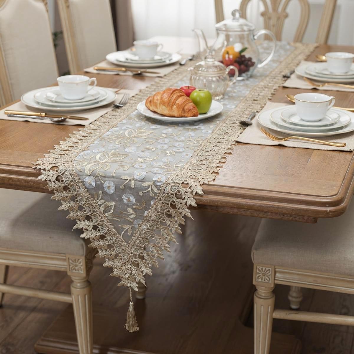 Caminho de Mesa Bordado com Renda Guipir Dourado Floral 178cm x 38cm Estilo Clássico
