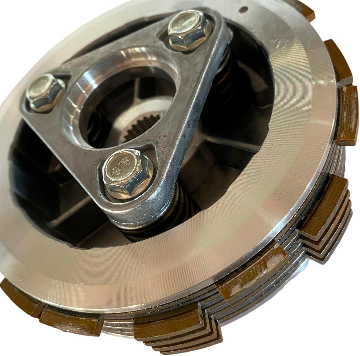 Close-up do produto com fundo branco isolado, foco nos detalhes e pouca sombra Close-up do produto com fundo branco isolado, foco nos detalhes e pouca sombra