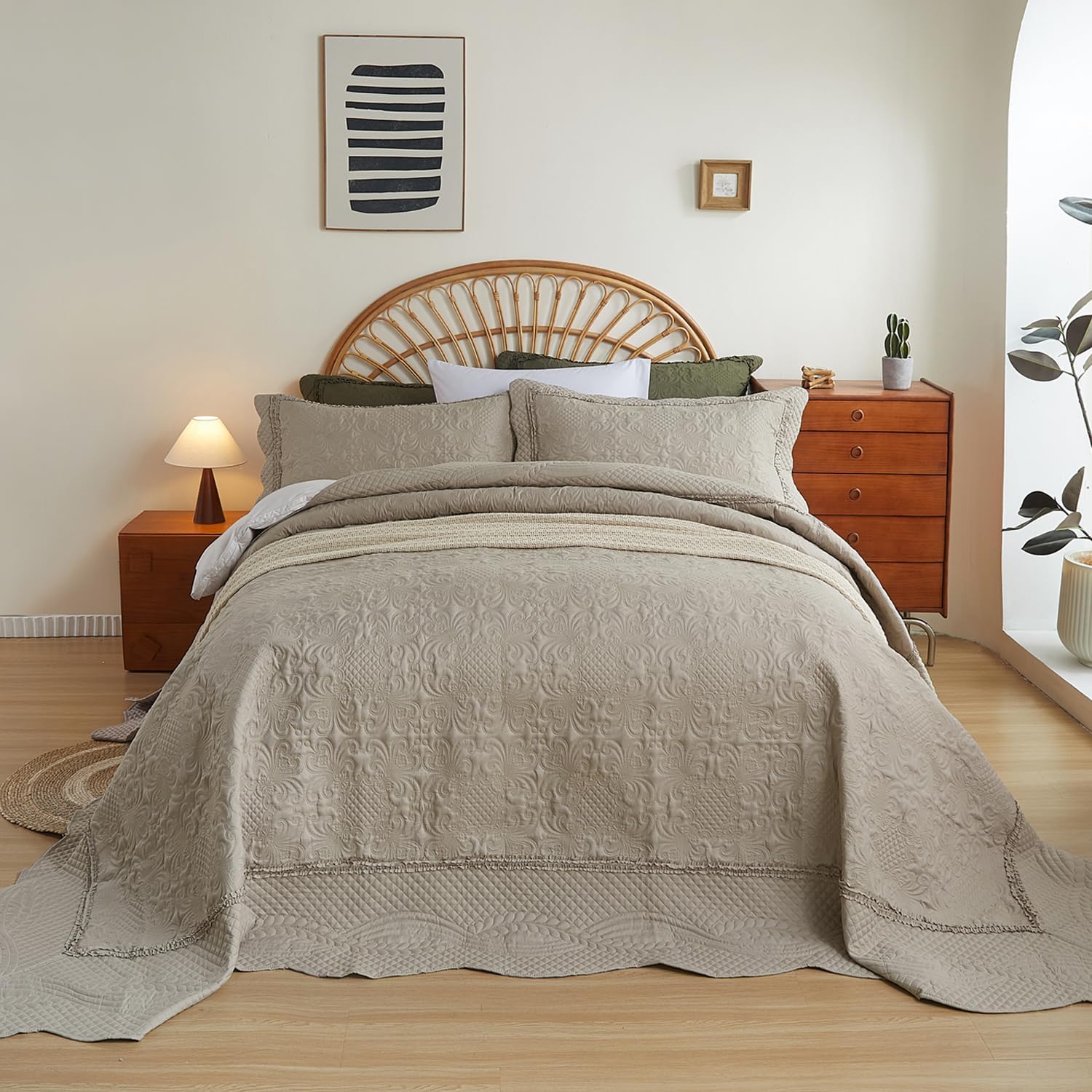 EVENHUG Oversized Quilts Set King Size 3 Piece Bedding Set Reversible Bedspread with 2 Pillow Shams Coverlet Lightweight Soft Bed Cover for All Season(120"X120",Beige Taupe)