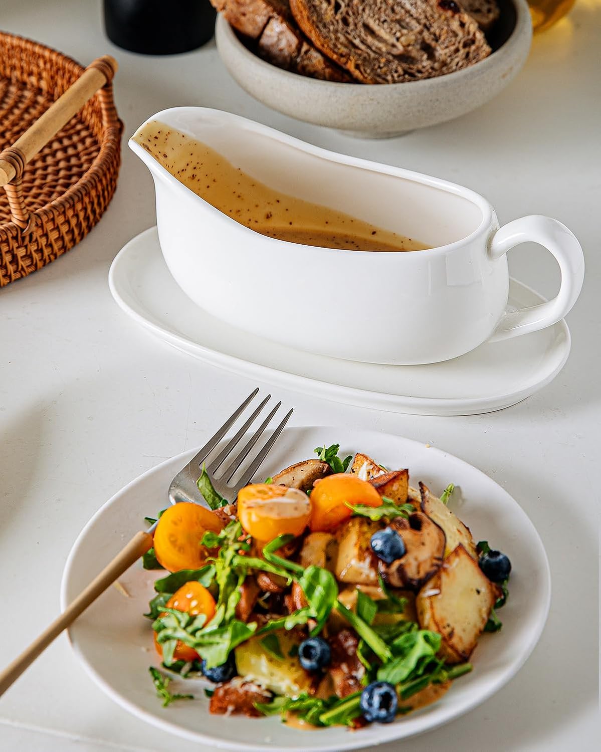 17 oz Ceramic Gravy Boat with Saucer Tray, 1-Pack Porcelain Sauce Boat Server with Handle, Spill-Resistant Pour Spout for Meat Gravy, Broth, Salad Dressing, Microwave Safe, White