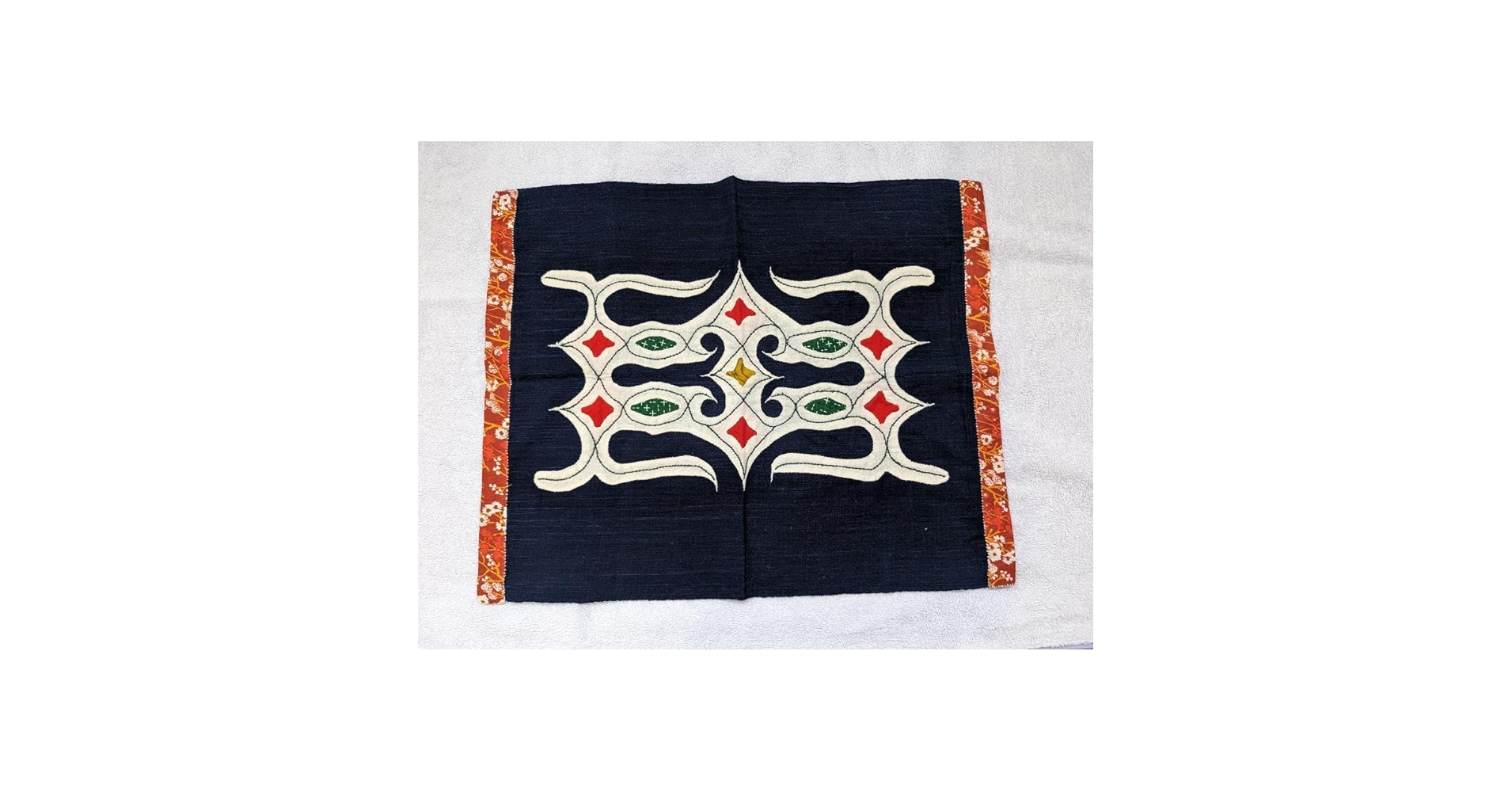 アイヌ　タペストリー　刺繍 Amazon.co.jp: アイヌ文様 刺繍入り タペストリー : ホーム