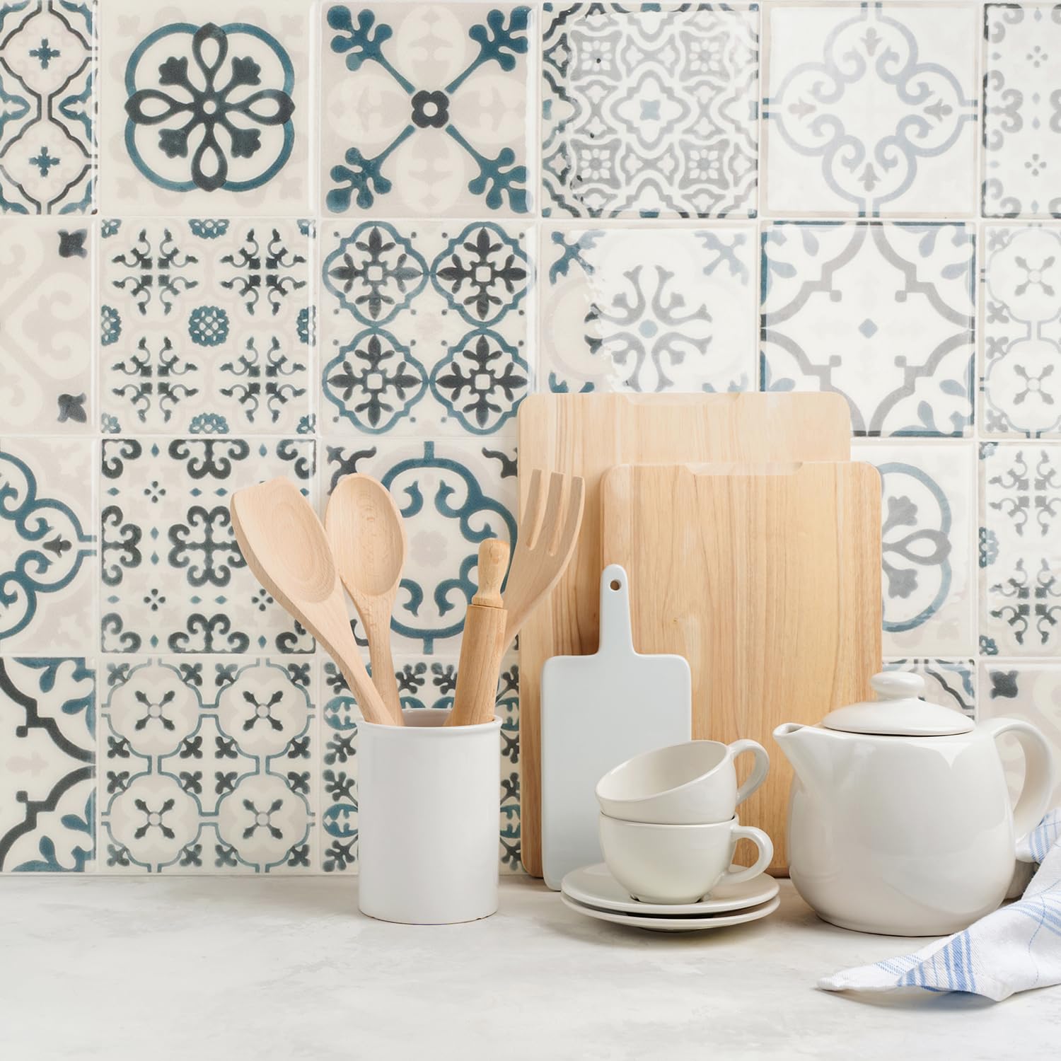 Smart Tiles Credence - Adesivo da parete per cucina, vintage, blu, bianco, piastrella adesiva da parete, 3D, 5 adesivi da parete (22,86 x 22,86 cm), adesivo a quadretti adesivo realizzato in Canada