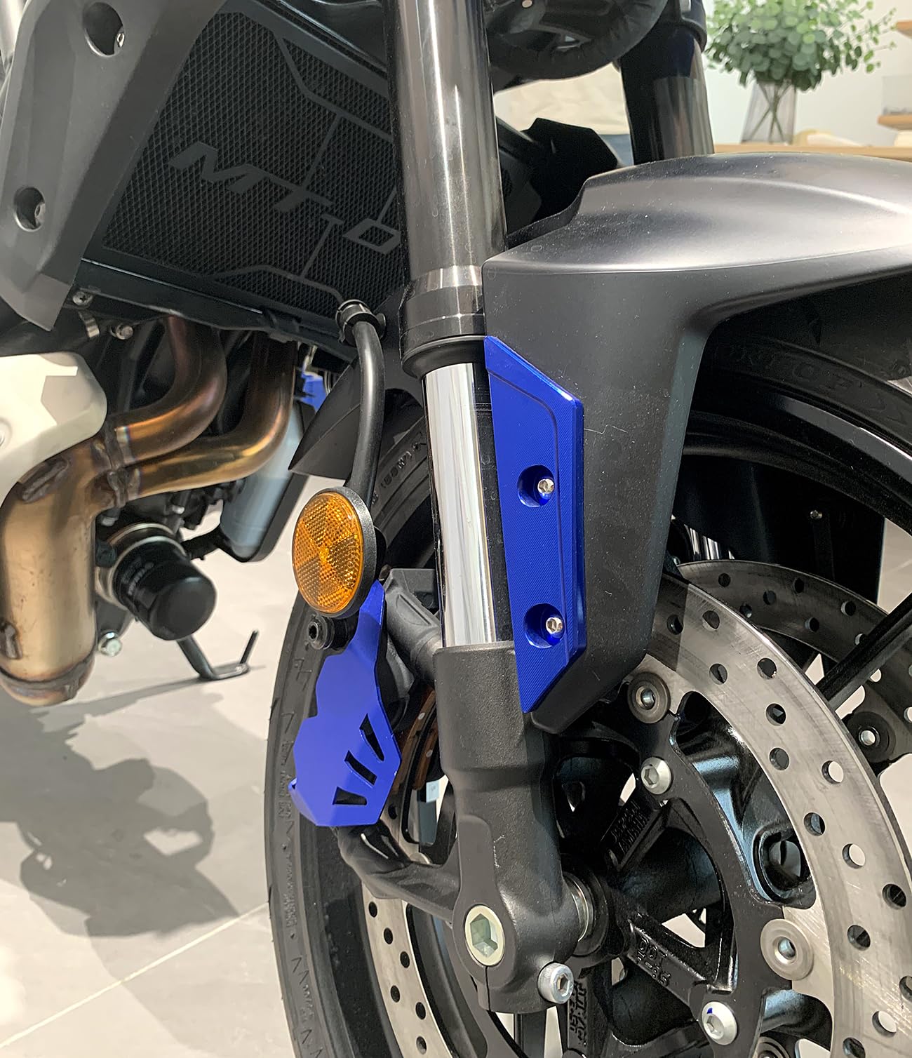Für MT 07 MT-07 FZ07 MT07 2025 2026 Zubehör Motorrad Vorderrad Kotflügel Seitenabdeckung Seitliche Kupfer Schutzplatte Schieber Dekorative Abdeckung aus CNC Aluminium (Rot)