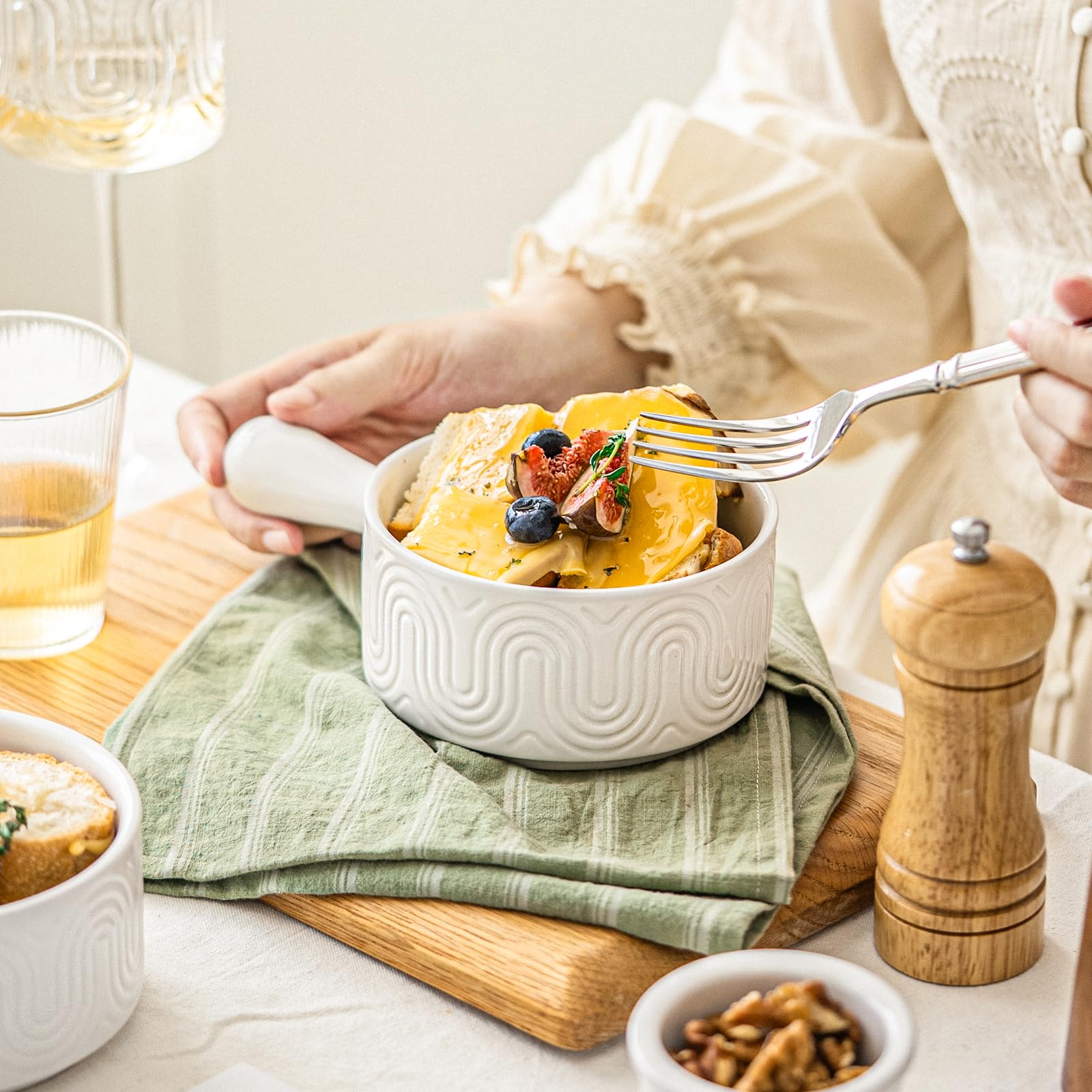 INSETLAN 18oz Suppenschüssel mit Griff,Suppentassen mit Henkel 4er Set, Keramik Suppenschüsseln im Bogendesign für Suppe, Chili, Eintopf – Spülmaschinen- & Mikrowellengeeignet, Stoßfest