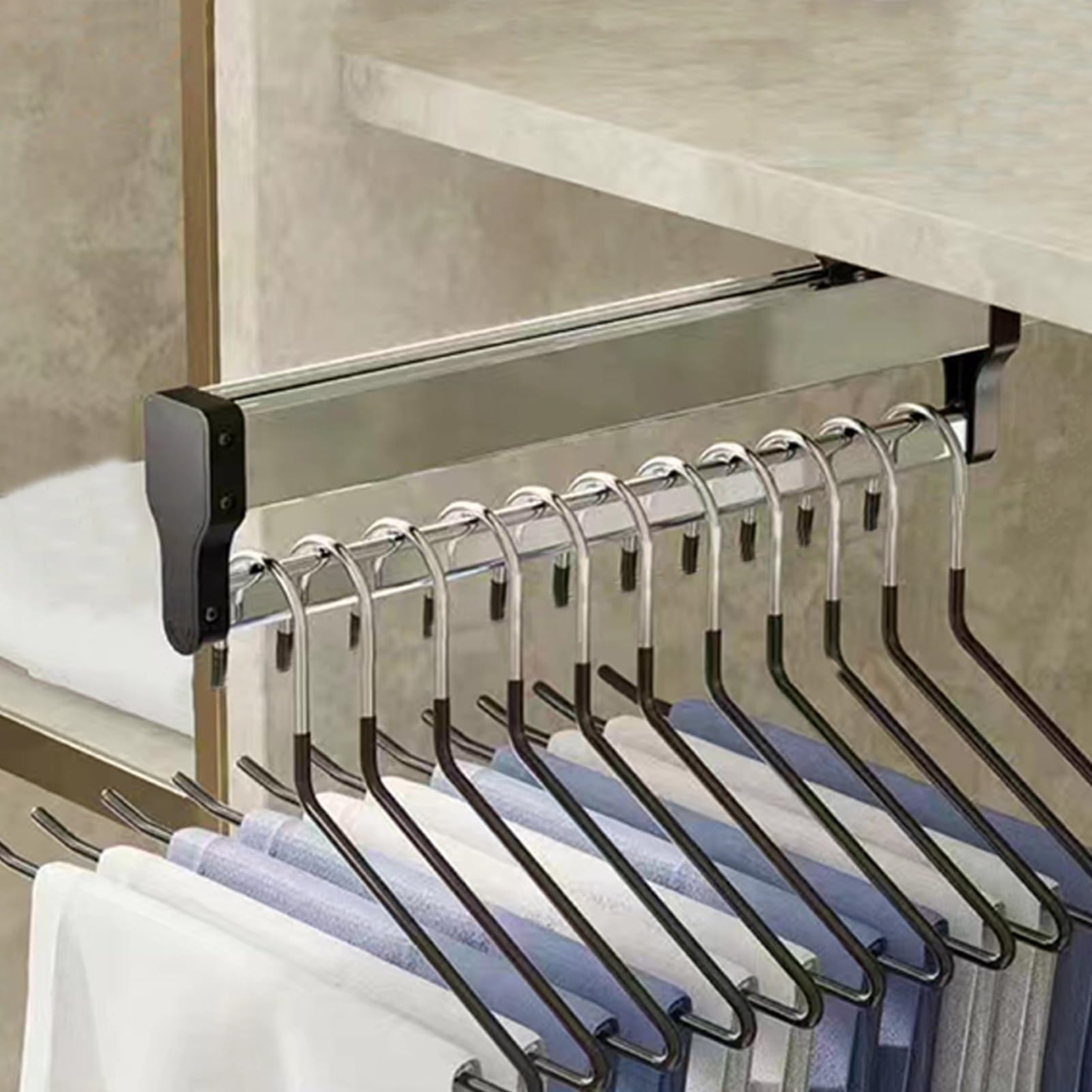 Penderie coulissante pour placard : fini les pantalons froissés