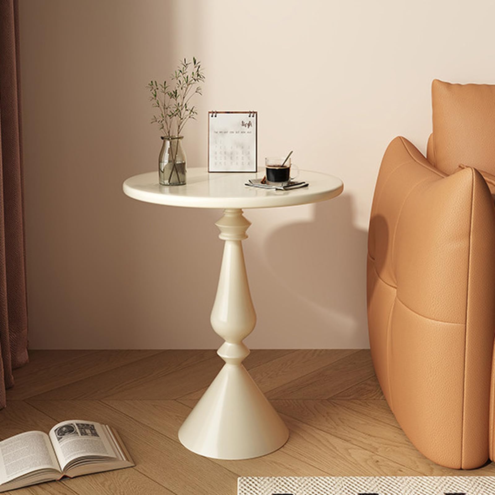 Bout de canapé crème en métal : petite table basse ronde vintage et meuble d'appoint