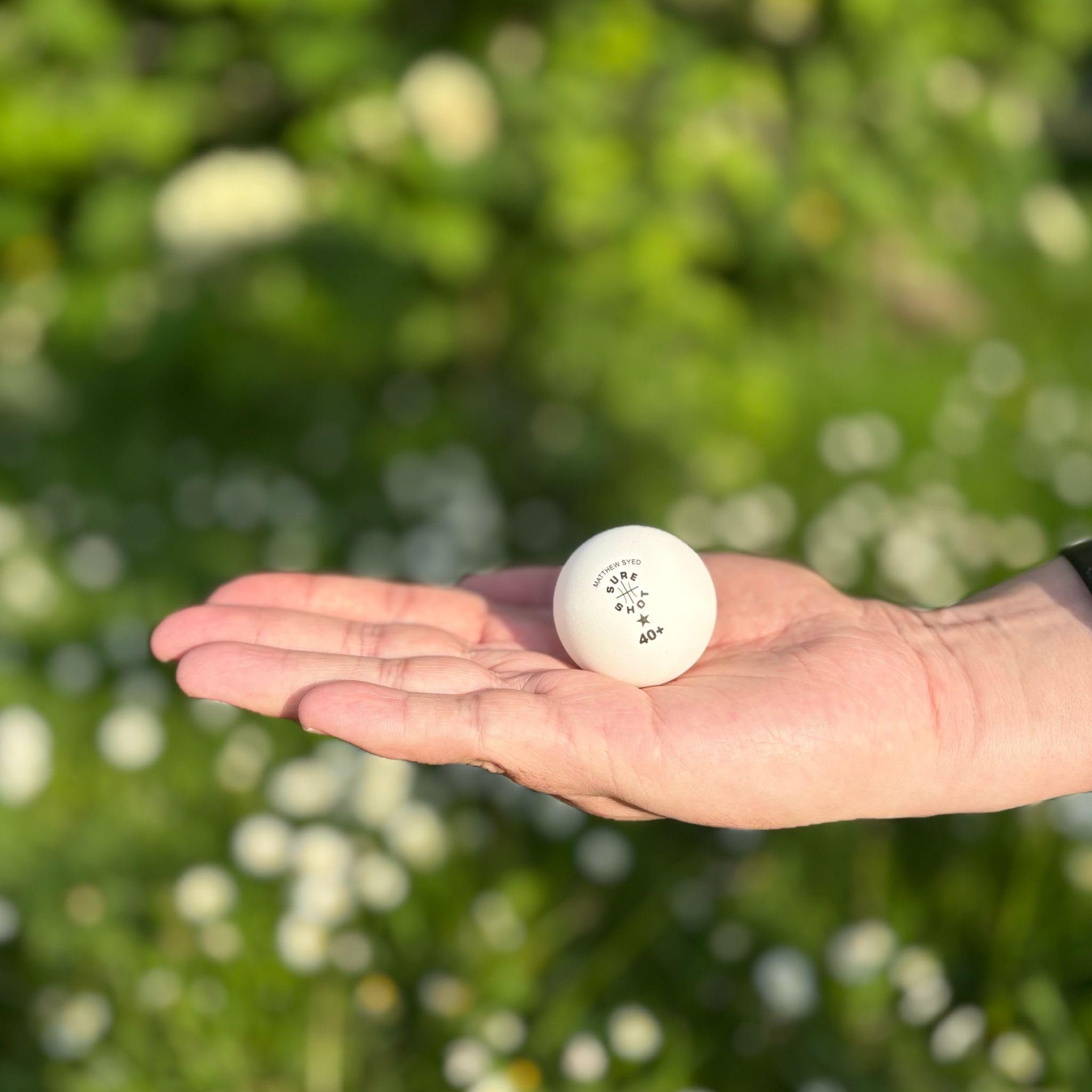 Sure Shot Matthew Syed Pelotas de Ping Pong – Paquete de 120 Unidades en Tambor de Transporte de Tela roja