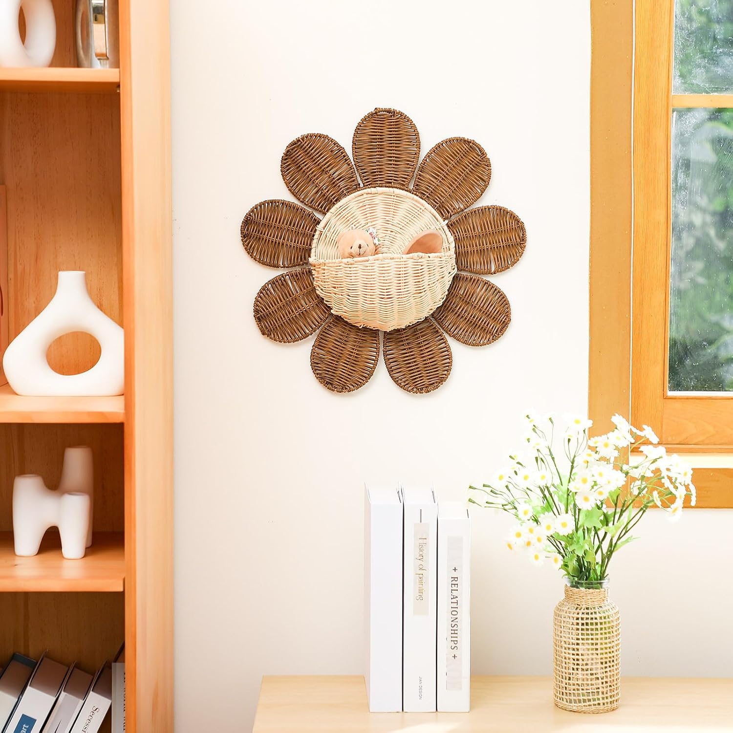 Rattan Daisy Wall Basket Hanging Wicker Baskets for Wall Home Decor, Hanging Woven Rattan Storage for Flowers Front Door Bathroom Storage Daisy Wicker Organizer