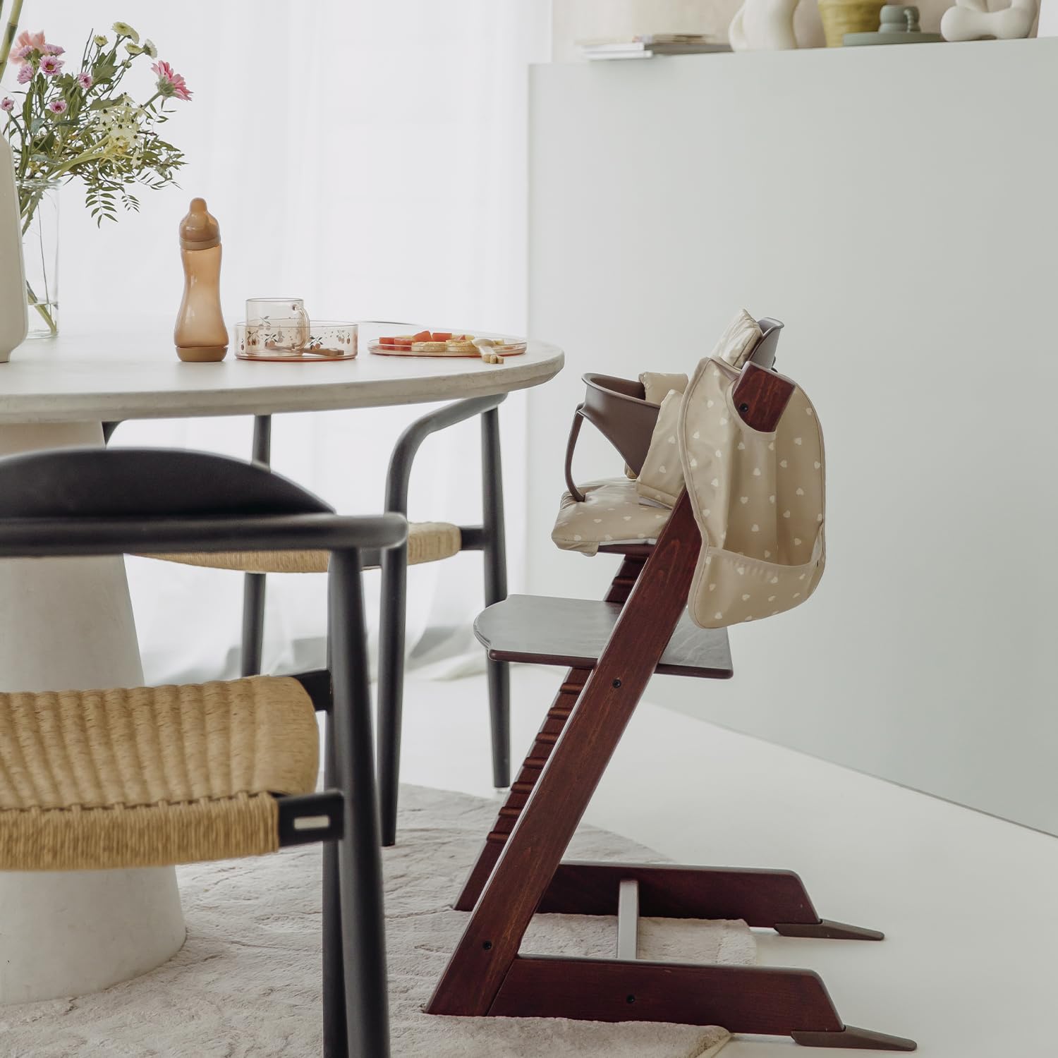 Meyco Baby Sitzverkleinerer Hochstuhl - BPA & PVC-frei - wasserfestes PU-Sitzkissen - leicht zu reinigen - Sitzauflage für div. Marken wie Stokke, Hauck etc. - Sweet Heart Sand/Soft Sand