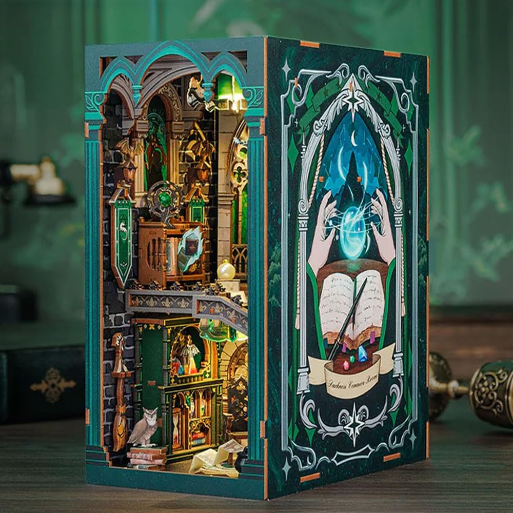 Figured'Art Book Nook Kit - Salle Commune des Ténèbres - Maquette à Construire avec Lumières LED - Diorama 3D DIY Serre-Livre pour Bibliothèque et Décoration Maison Monde Miniature - Marque Française