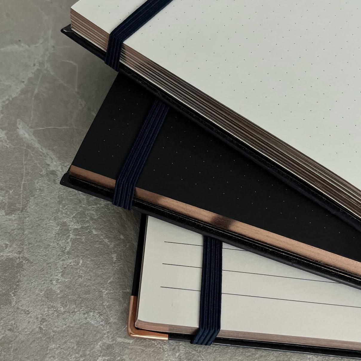 Notatnik premium o gramaturze 120 g/m², twarda okładka A5, metaliczne krawędzie, szlufka na długopis, 2 wstążki, kieszeń wewnętrzna, doskonały do pisania, dziennika, pamiętnika (A5, granatowy