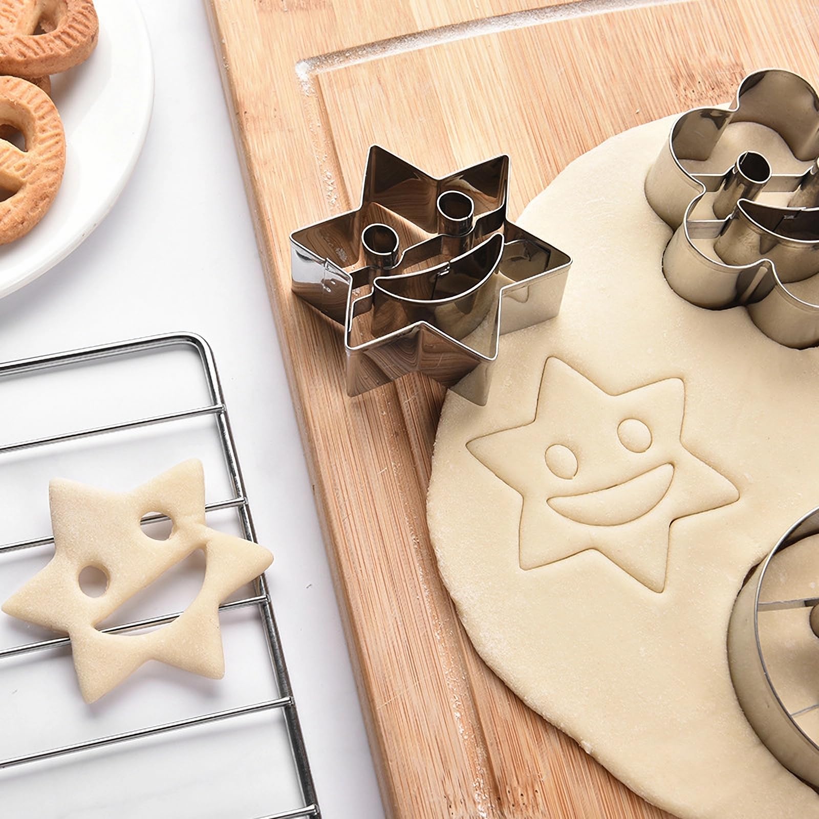 Juego de cortadores de galletas de acero inoxidable para hornear, moldes de galletas para hornear de metal, herramientas de modelado de cocina, 4 piezas (cara sonriente)