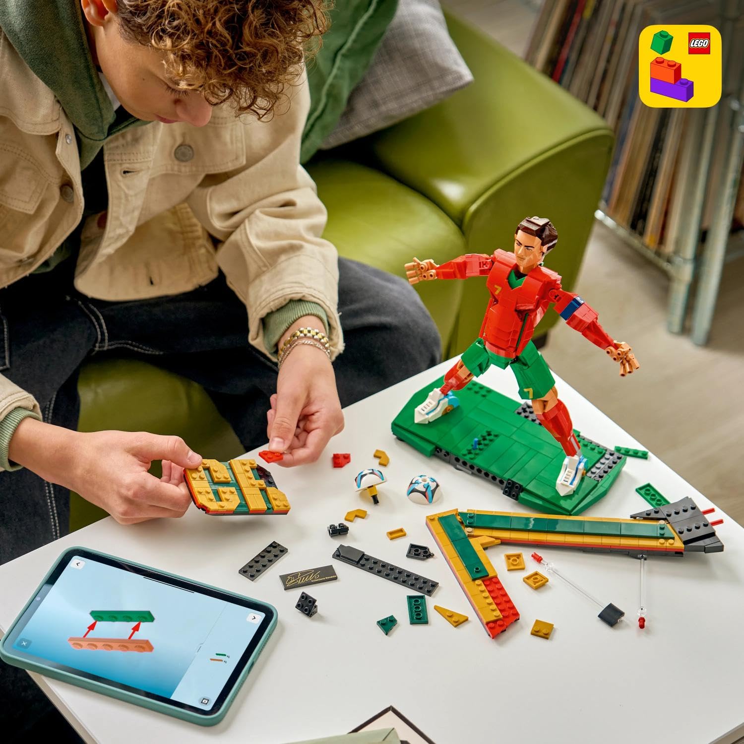 LEGO Editions Cristiano Ronaldo – Fußballlegende Spielzeug - 3D Figuren Modellbau - DIY Kinderzimmer Deko - Geschenk für Jungen, Mädchen ab 12 Jahren und Erwachsene Sportfans - 43016