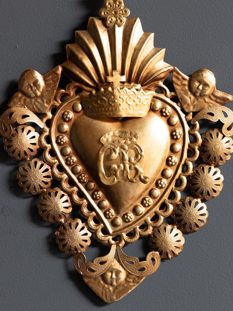 Ex-voto coeur et ailes dorée orné d'une couronne Dimensions 17.5 x 24.5 cm Système d'accroche prévu a l'arrière Ex-voto coeur et ailes dorée orné d'une couronne Dimensions 17.5 x 24.5 cm Système d'accroche prévu a l'arrière