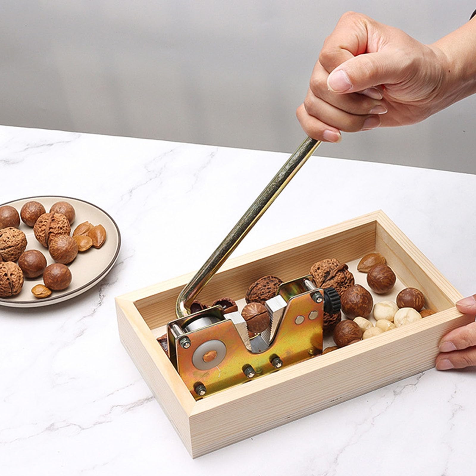 Casse-Noix en métal avec Bords Lisses, Base en Bois, Dispositif de décorticage Polyvalent pour Divers ustensiles de Cuisine, Casse-Noix Pratiques pour Noix, Noix de Macadamia